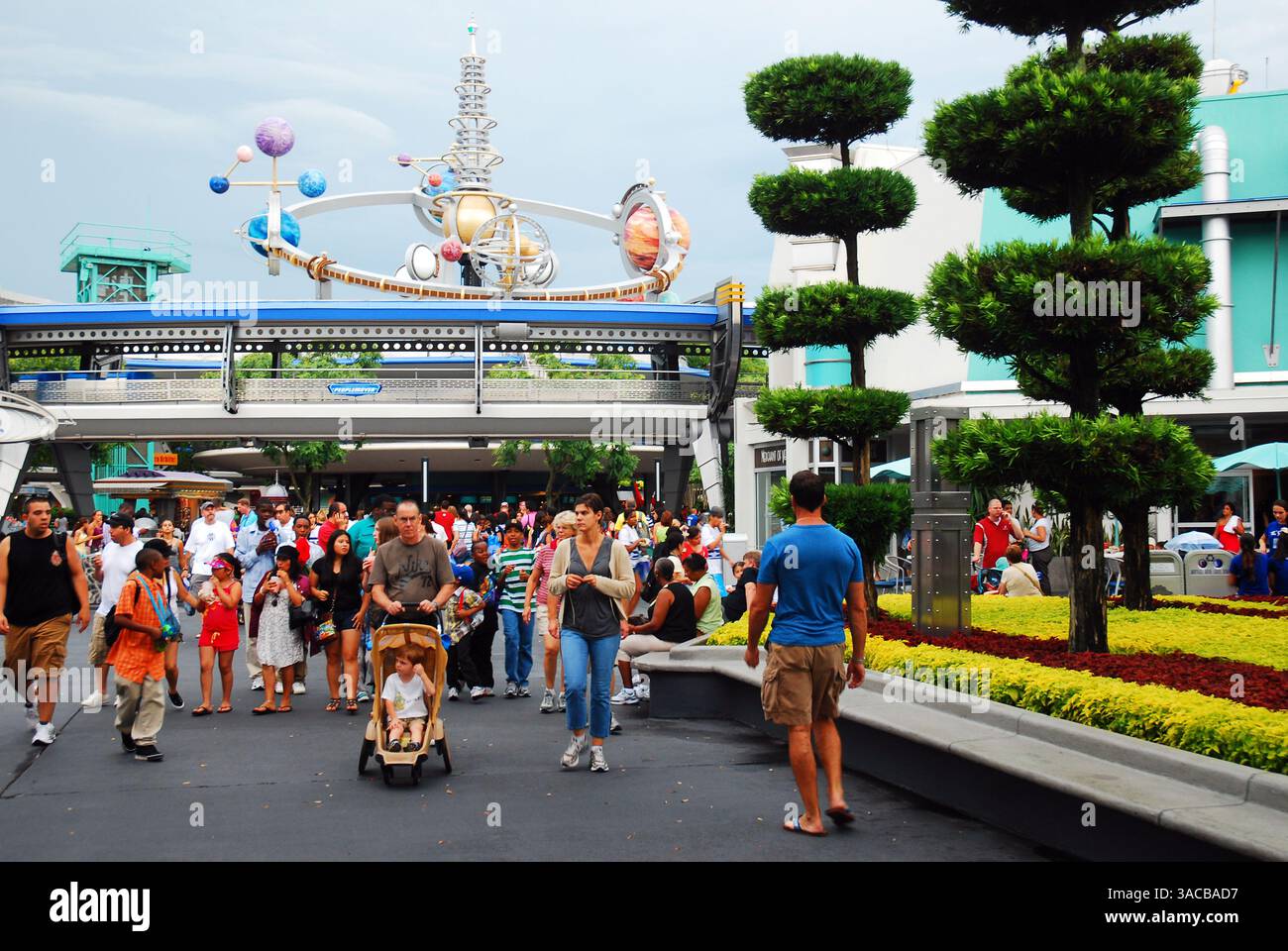 Eine große Menschenmenge spaziert durch einen Garten mit einzigartig geformten Büschen in Kissimmee Florida Stockfoto