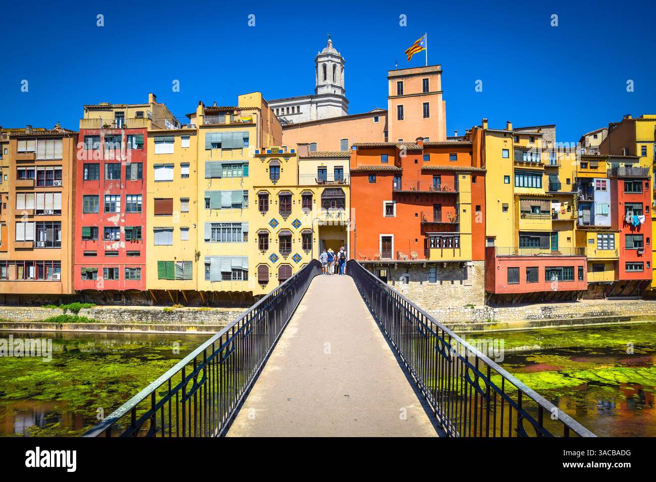 Farbenfrohe gelb-orange Häuser in Girona, Blick von der Pont de la Princesa (Brücke), Katalonien, Spanien. Stockfoto