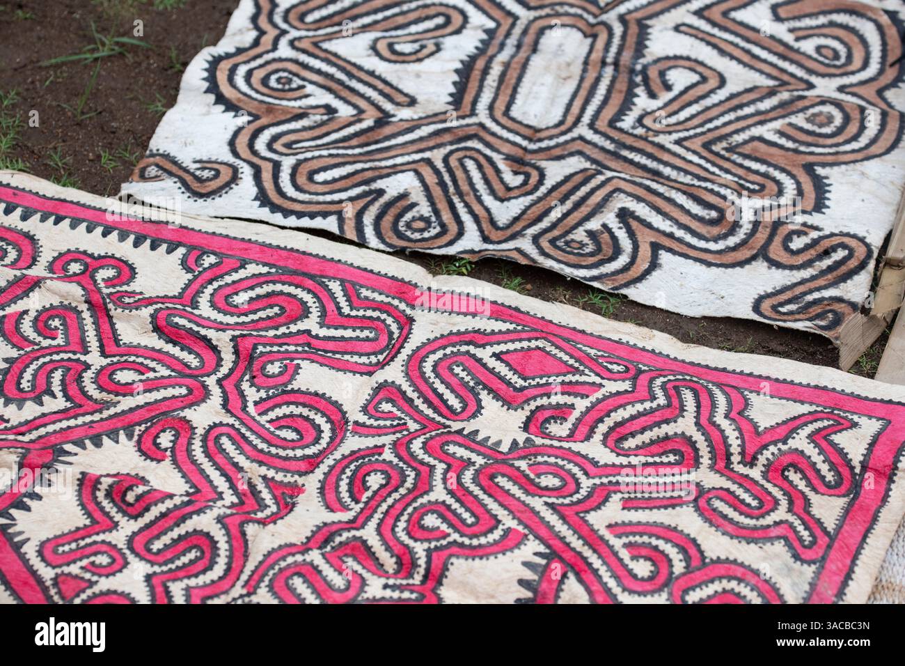 Papua-Neuguinea, Provinz Oro, Insel Tufi, Dorf Baga. Traditionelles Tapa-Tuch. Stockfoto