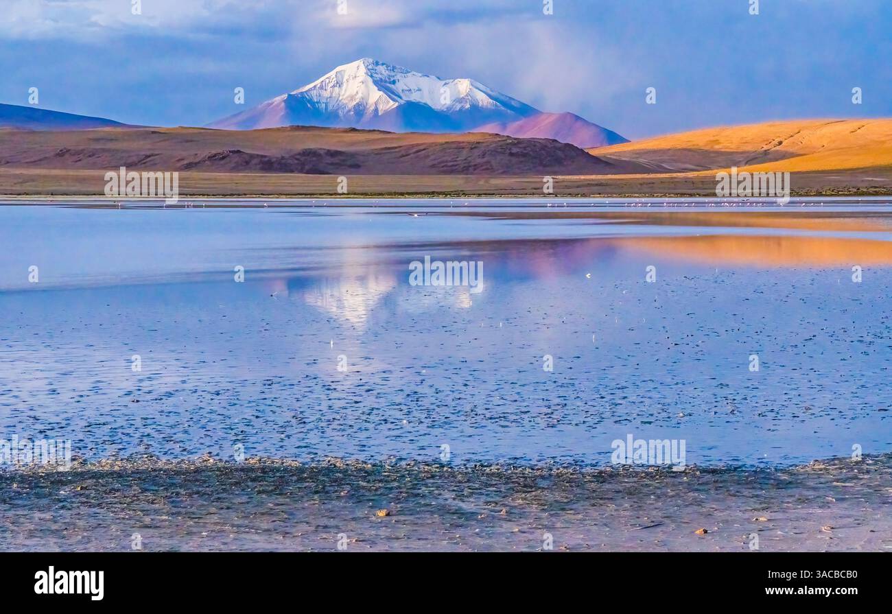 Laguna Honda, Bolivien. Landschaftsblick auf den Deep Lake in den Anden von Bolivien. Stockfoto