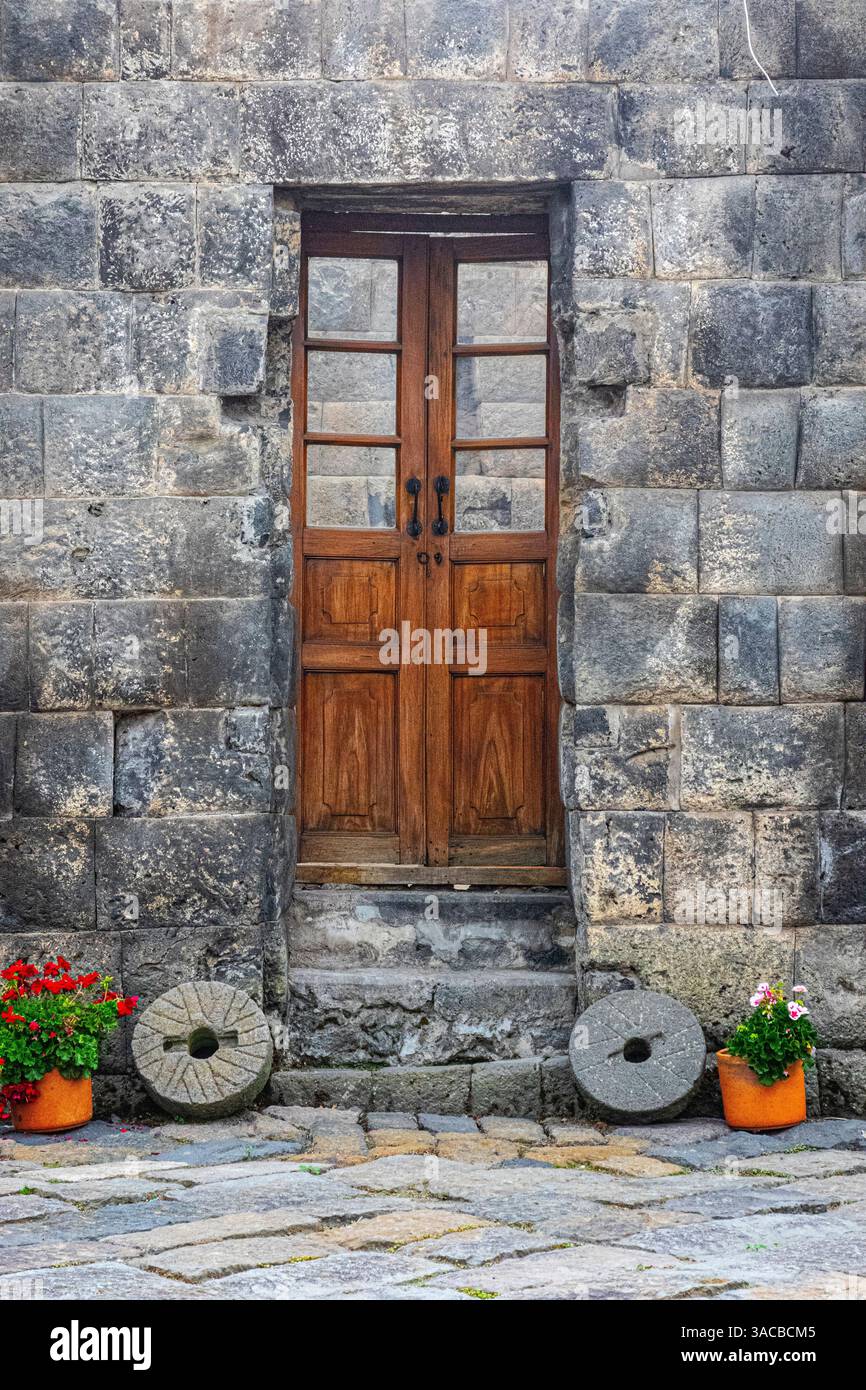 Eingangstür zwischen Steinmauern, die von den Inka in den 1440er Jahren in Ecuador gebaut wurden. Stockfoto