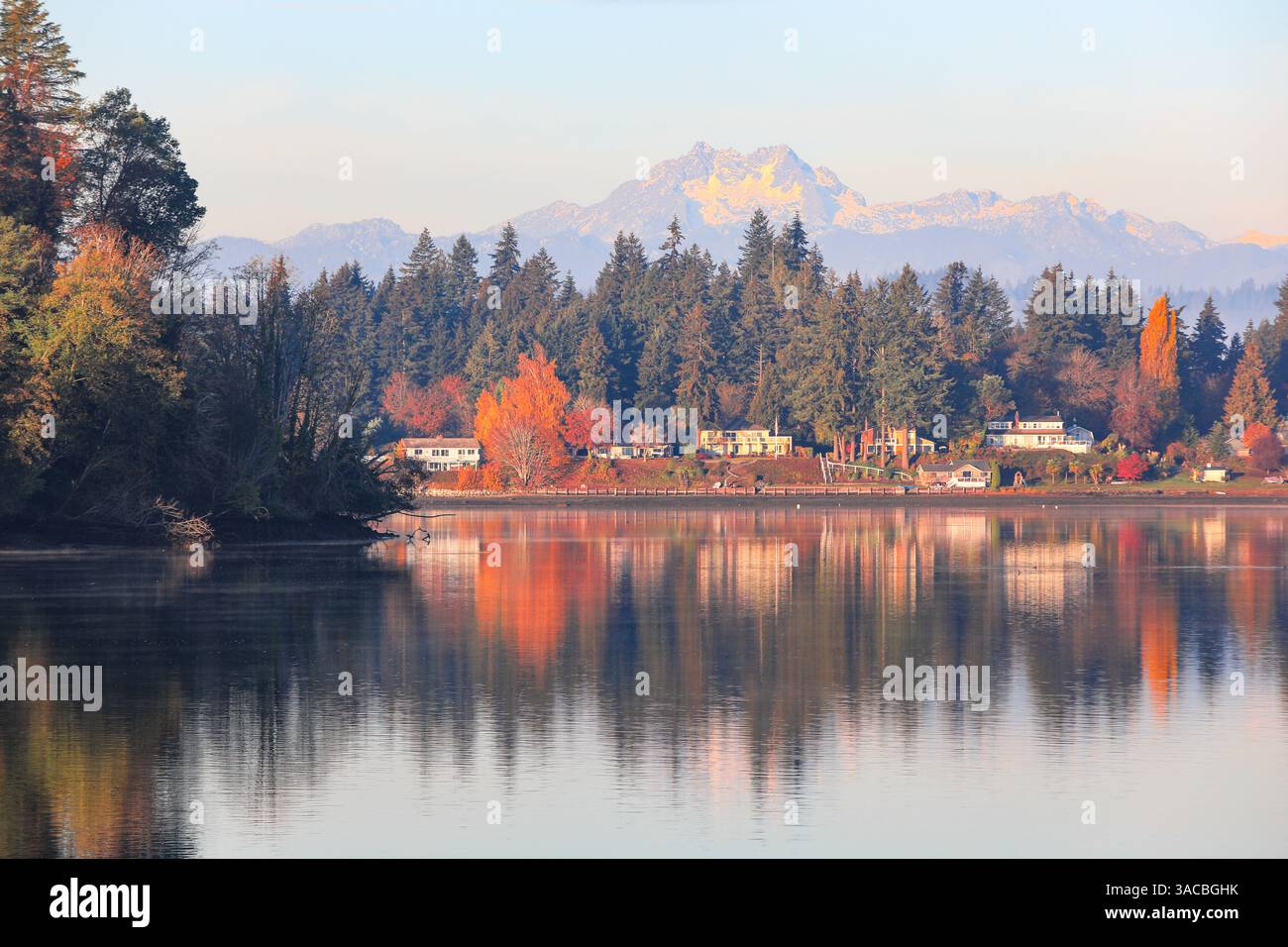 Bremerton, Bundesstaat Washington, Usa. Olympic Mountains, Brothers Mountains und Puget Sound. Stockfoto