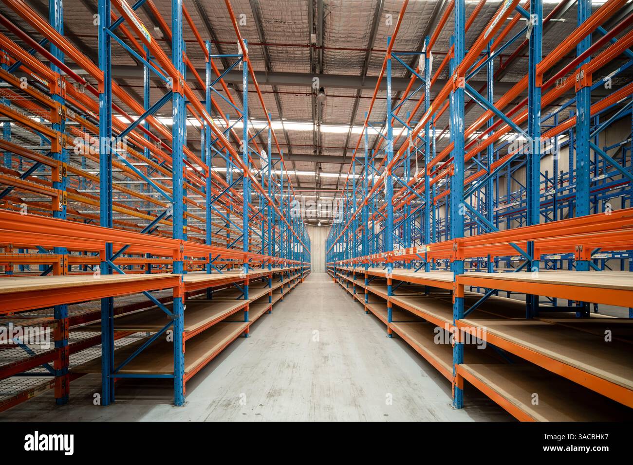 Regale Für Industrielager Stockfoto