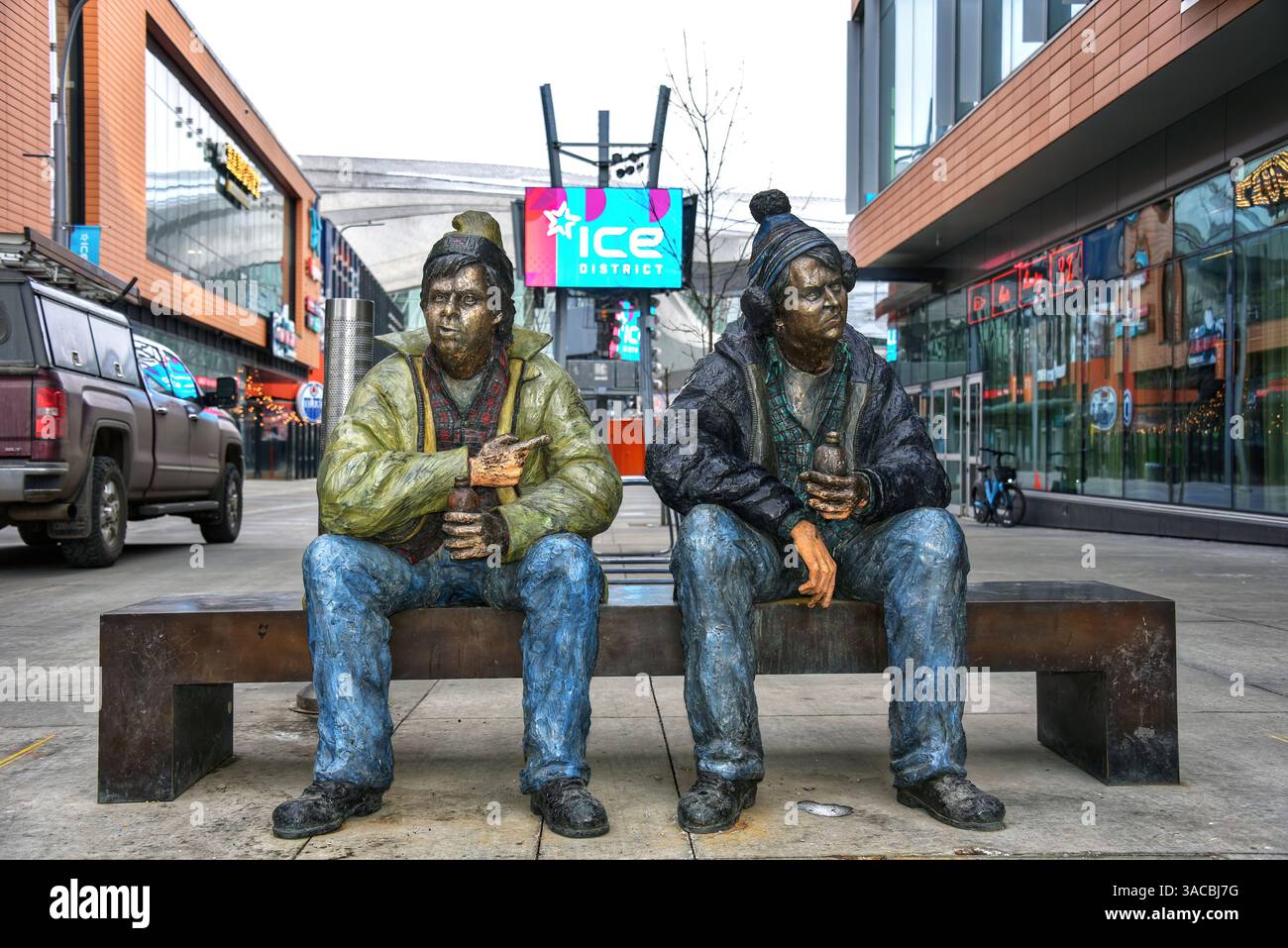 Edmonton Alberta - 3. April 2025. Statue der SCTV-Figuren Bob und Doug McKenzie in Edmonton, Kanada. Die Statue wurde 2020 dem ICE Distr. Geschenkt Stockfoto