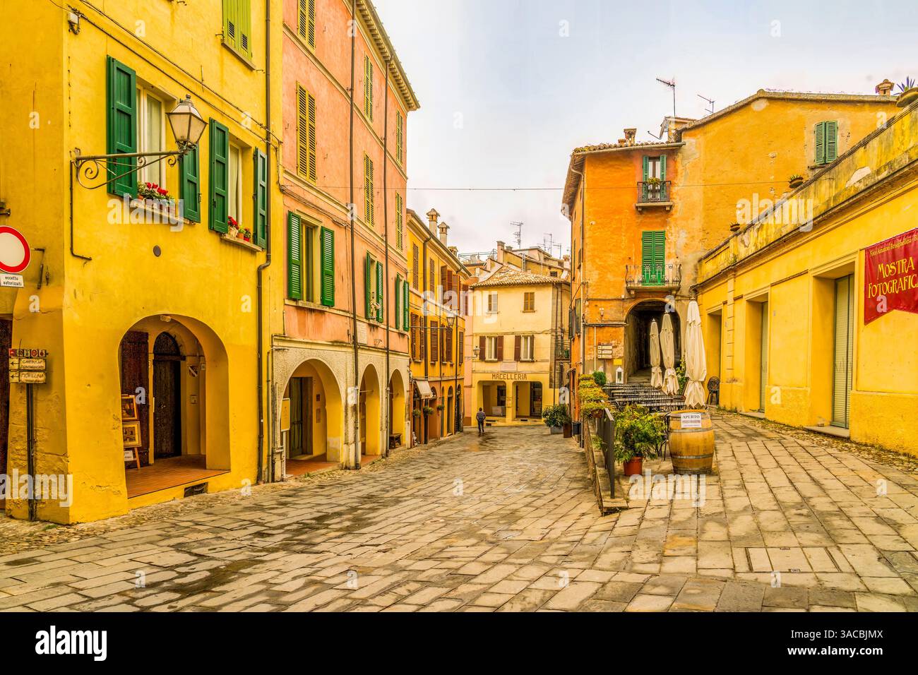 Brisighella, Emilia Romagna, Italien. Weitwinkelblick auf die farbenfrohe, mittelalterliche, verschlafene Stadt. Stockfoto