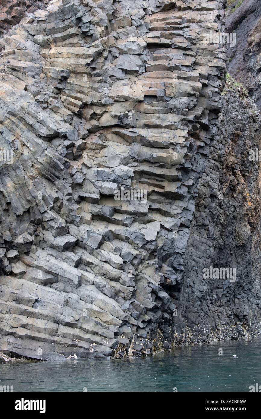 Westgrönland, Insel Disko, Qeqertarsuaq. Malerische Ausblicke entlang der Kuannit Coast, Details vulkanischer Basaltfelsen. Stockfoto