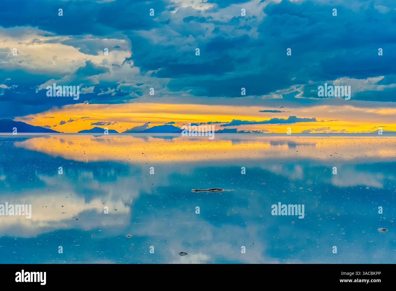 Salar de Uyuni, Bolivien. Weitwinkelansicht des Sonnenuntergangs nach dem Regen über der größten Salzebene der Welt. Stockfoto