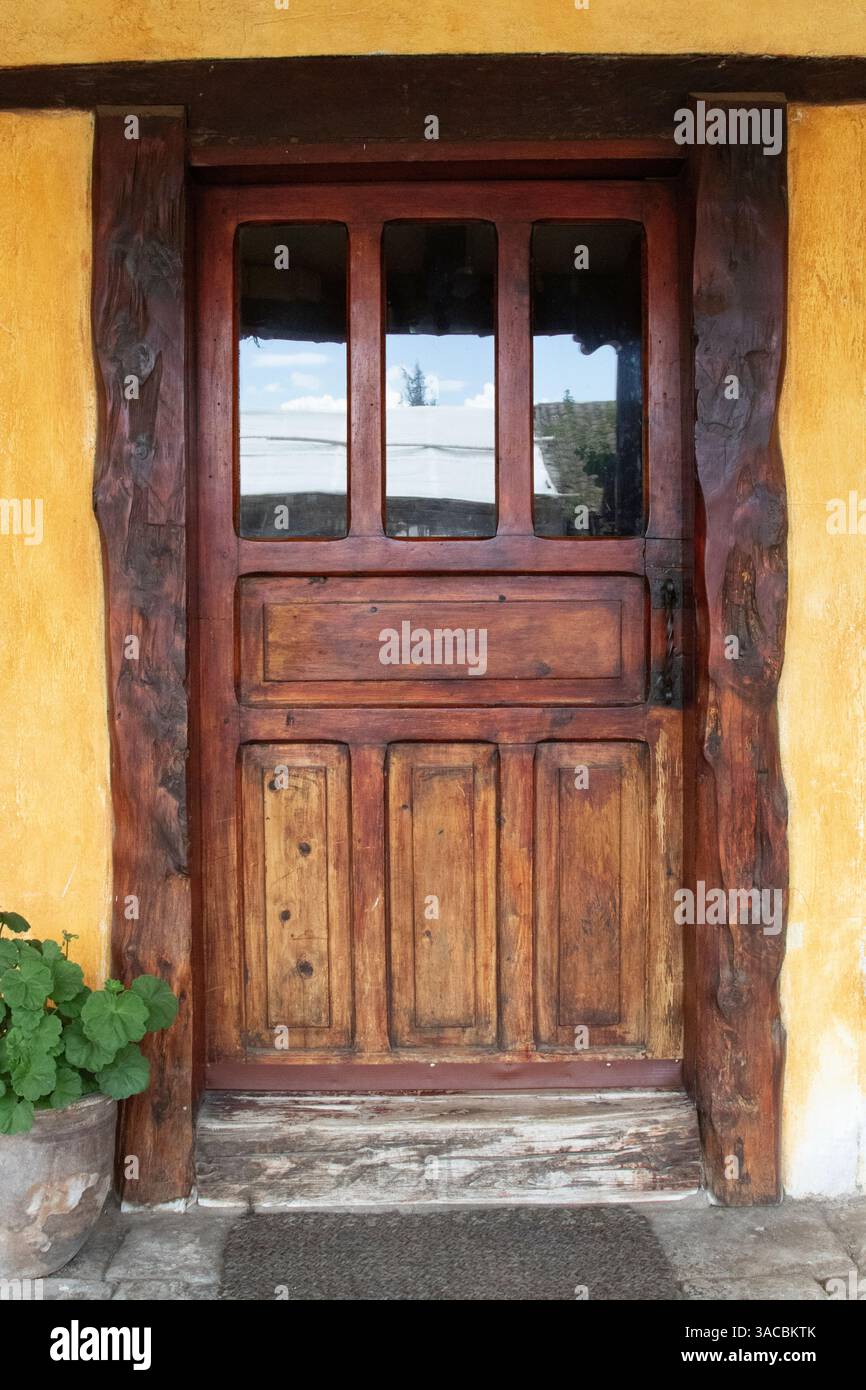 Türen in der Hacienda San Agustin de Callo, einer kolonialen Hacienda mit Teilen der Inka-Festung von 1440. Stockfoto