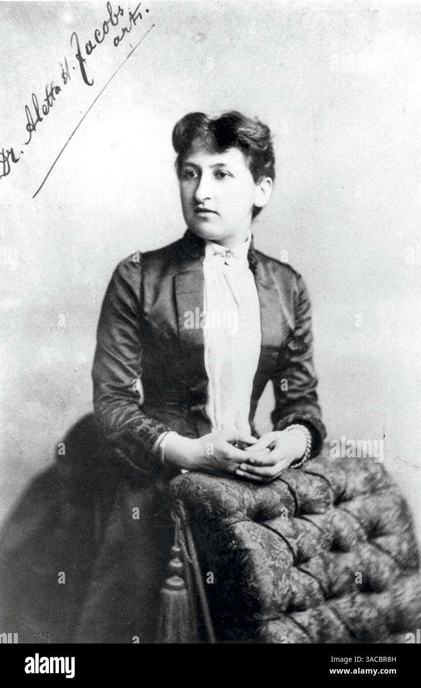 Aletta Henriëtte Jacobs (* 9. Februar 1854 – 10. August 1929) war eine niederländische Ärztin und Frauenrechtlerin. Als erste Frau, die offiziell eine niederländische Universität besuchte, wurde sie eine der ersten Ärztinnen in den Niederlanden. 1882 gründete sie die weltweit erste Klinik für Geburtenkontrolle und war sowohl in den niederländischen als auch in den internationalen Frauenbewegungen führend. Sie leitete Kampagnen zur Deregulierung der Prostitution, zur Verbesserung der Arbeitsbedingungen von Frauen, zur Förderung des Friedens und zur Forderung nach dem Wahlrecht der Frauen. Auf diesem Foto von 1880 ist sie 26 Jahre alt. Stockfoto