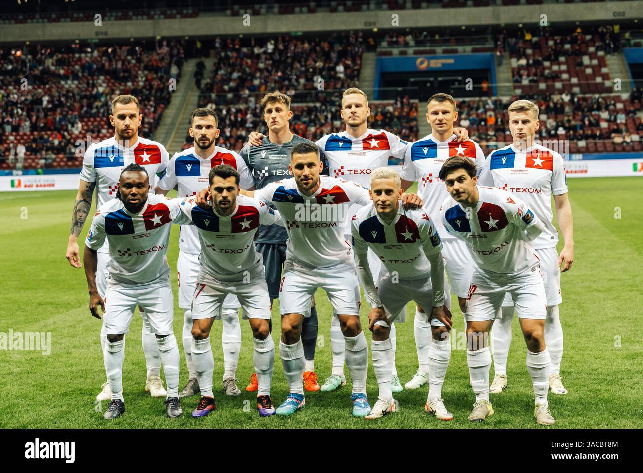 Warschau, Polen. April 2025. Das Team von Wisla Krakau wurde während des Polnischen Superpokalspiels zwischen Jagiellonia Bialystok und Wisla Krakau im Nationalstadion gesehen. Endergebnis; Jagiellonia Bialystok 1: 0 Wisla Krakow Credit: SOPA Images Limited/Alamy Live News Stockfoto