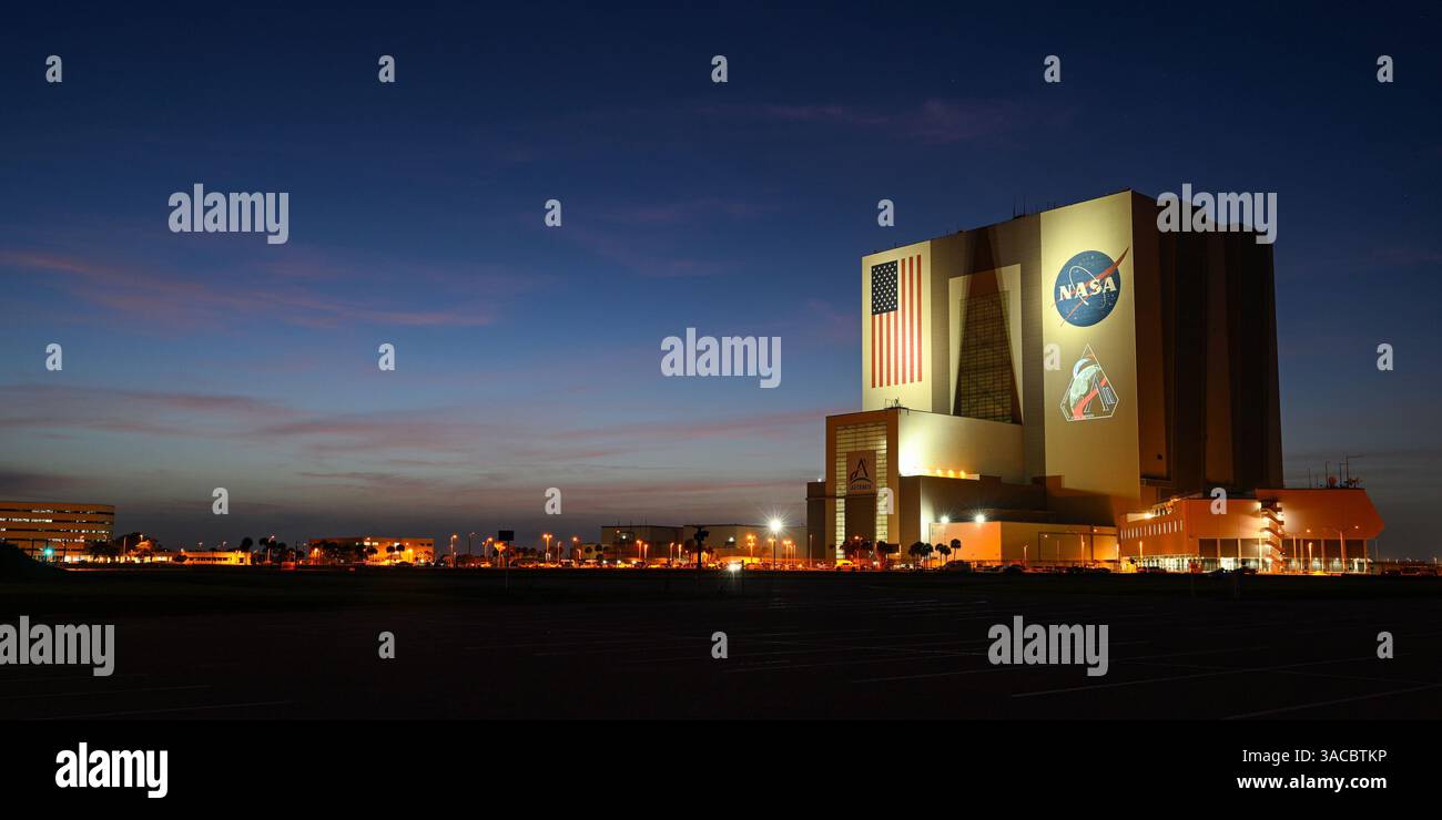 Die NASA projiziert am Donnerstag, den 3. April 2025, ein Bild des Artemis II Mission Patch auf das Vehicle Assembly Building im Kennedy Space Center, Florida. Die Artemis II-Mission soll als erste eine vierköpfige Crew auf einem zehntägigen Flug um den Mond schicken. Foto: Joe Marino/UPI Credit: UPI/Alamy Live News Stockfoto