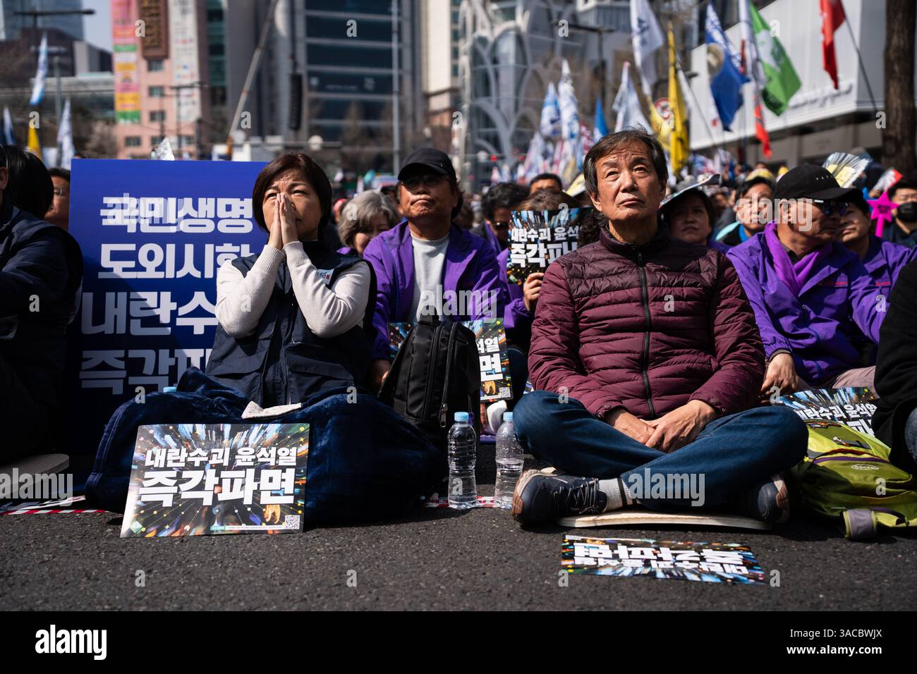 Die Demonstranten feuern und schwenken Flaggen, nachdem das Verfassungsgericht die Amtsenthebung von Präsident Yoon Suk Yeol in Seoul, Südkorea, am 4. April 2025 bestätigt hatte. Das Gericht urteilte über die umstrittene Erklärung des Präsidenten des Kriegsrechts im Dezember des Vorjahres. (Foto: Ifang Bremer/Alamy Live News) Stockfoto