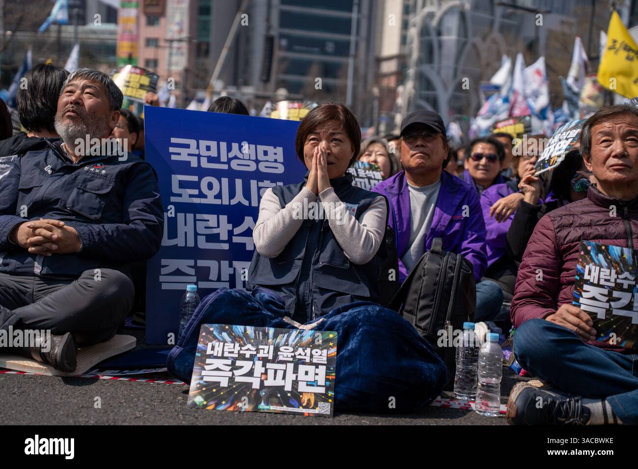 Die Demonstranten feuern und schwenken Flaggen, nachdem das Verfassungsgericht die Amtsenthebung von Präsident Yoon Suk Yeol in Seoul, Südkorea, am 4. April 2025 bestätigt hatte. Das Gericht urteilte über die umstrittene Erklärung des Präsidenten des Kriegsrechts im Dezember des Vorjahres. (Foto: Ifang Bremer/Alamy Live News) Stockfoto
