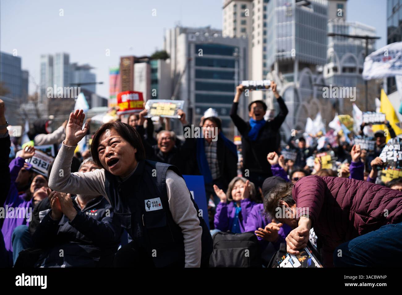 Die Demonstranten feuern und schwenken Flaggen, nachdem das Verfassungsgericht die Amtsenthebung von Präsident Yoon Suk Yeol in Seoul, Südkorea, am 4. April 2025 bestätigt hatte. Das Gericht urteilte über die umstrittene Erklärung des Präsidenten des Kriegsrechts im Dezember des Vorjahres. (Foto: Ifang Bremer/Alamy Live News) Stockfoto