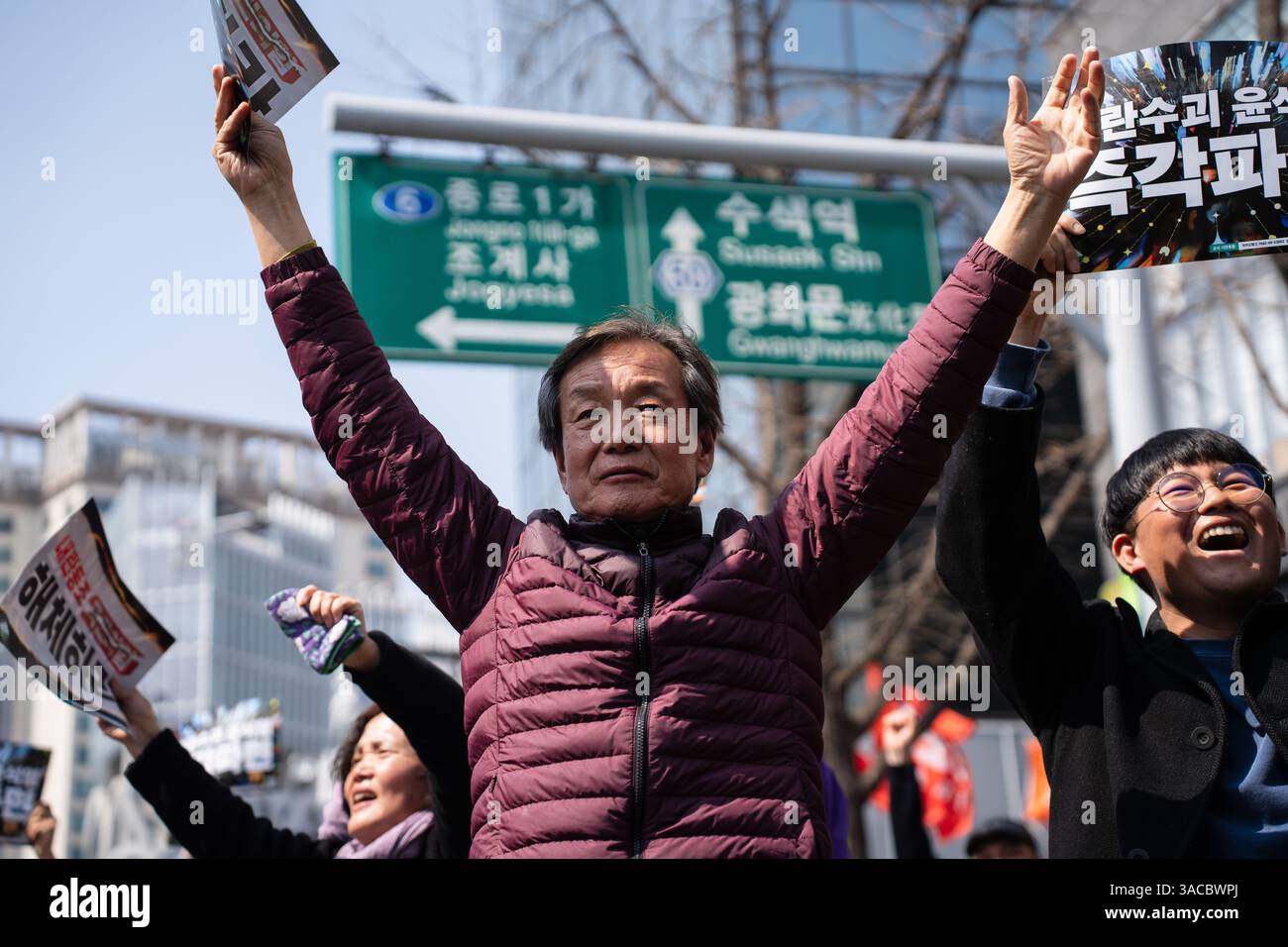 Die Demonstranten feuern und schwenken Flaggen, nachdem das Verfassungsgericht die Amtsenthebung von Präsident Yoon Suk Yeol in Seoul, Südkorea, am 4. April 2025 bestätigt hatte. Das Gericht urteilte über die umstrittene Erklärung des Präsidenten des Kriegsrechts im Dezember des Vorjahres. (Foto: Ifang Bremer/Alamy Live News) Stockfoto