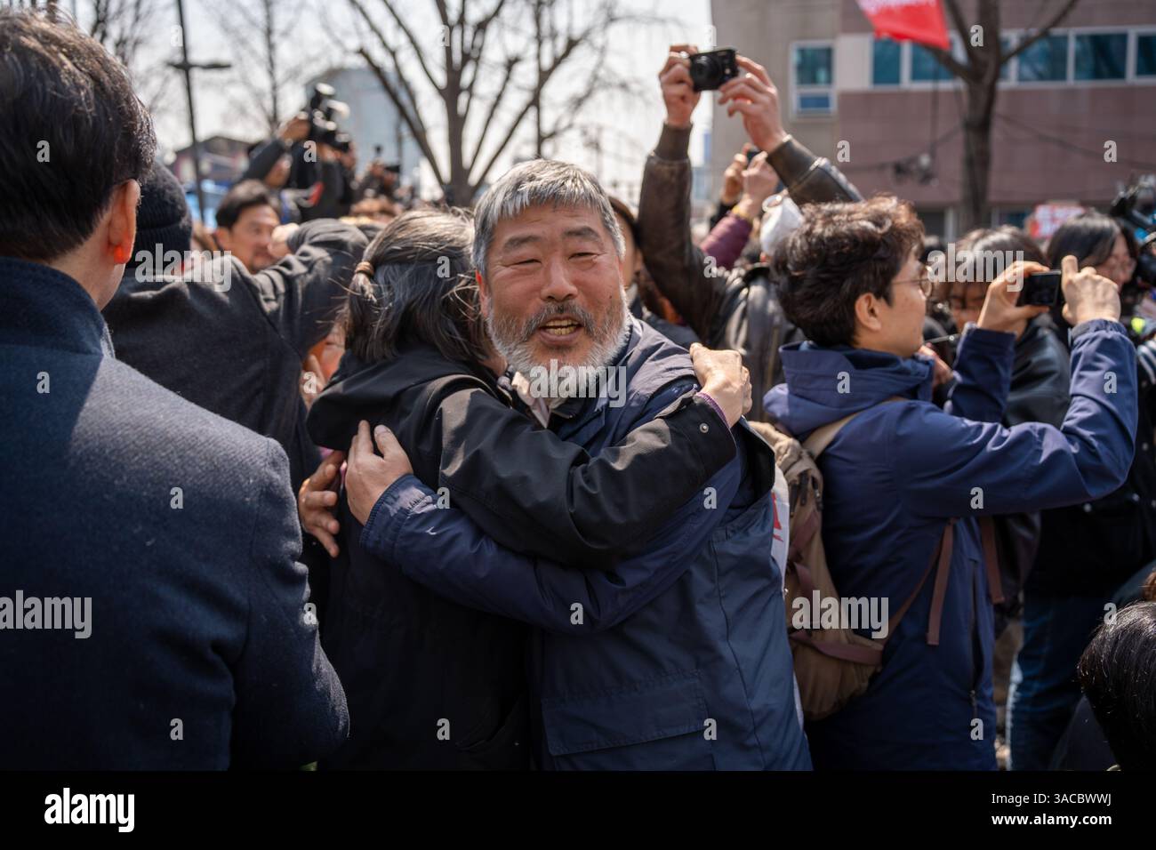 Die Demonstranten feuern und schwenken Flaggen, nachdem das Verfassungsgericht die Amtsenthebung von Präsident Yoon Suk Yeol in Seoul, Südkorea, am 4. April 2025 bestätigt hatte. Das Gericht urteilte über die umstrittene Erklärung des Präsidenten des Kriegsrechts im Dezember des Vorjahres. (Foto: Ifang Bremer/Alamy Live News) Stockfoto