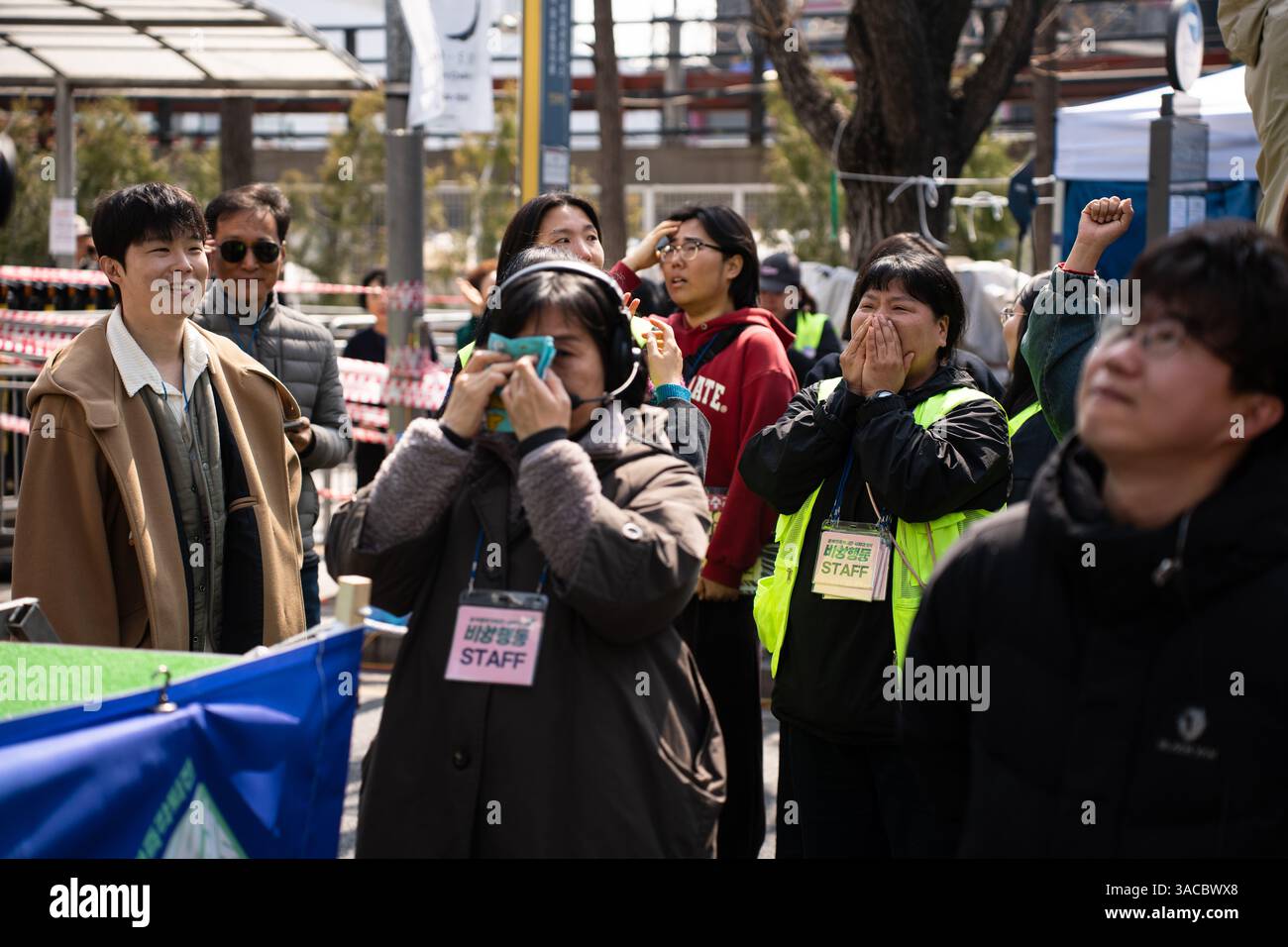 Die Demonstranten feuern und schwenken Flaggen, nachdem das Verfassungsgericht die Amtsenthebung von Präsident Yoon Suk Yeol in Seoul, Südkorea, am 4. April 2025 bestätigt hatte. Das Gericht urteilte über die umstrittene Erklärung des Präsidenten des Kriegsrechts im Dezember des Vorjahres. (Foto: Ifang Bremer/Alamy Live News) Stockfoto