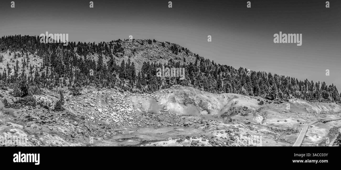 Blick auf das hydrothermale Gebiet Bumpass Hell im Lassen Volcanic National Park, Kalifornien, USA Stockfoto