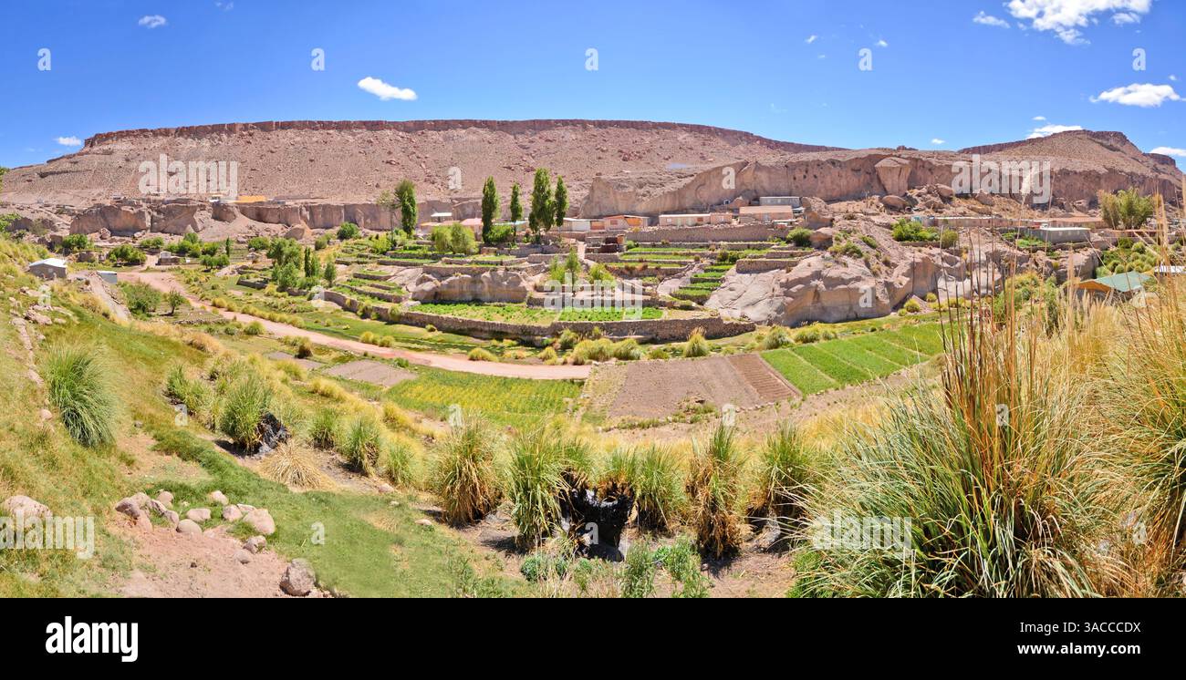Caspana chilenisches Dorf in der Schlucht, die vom Fluss in der chilenischen Atacama-Wüste gemeißelt wurde Stockfoto
