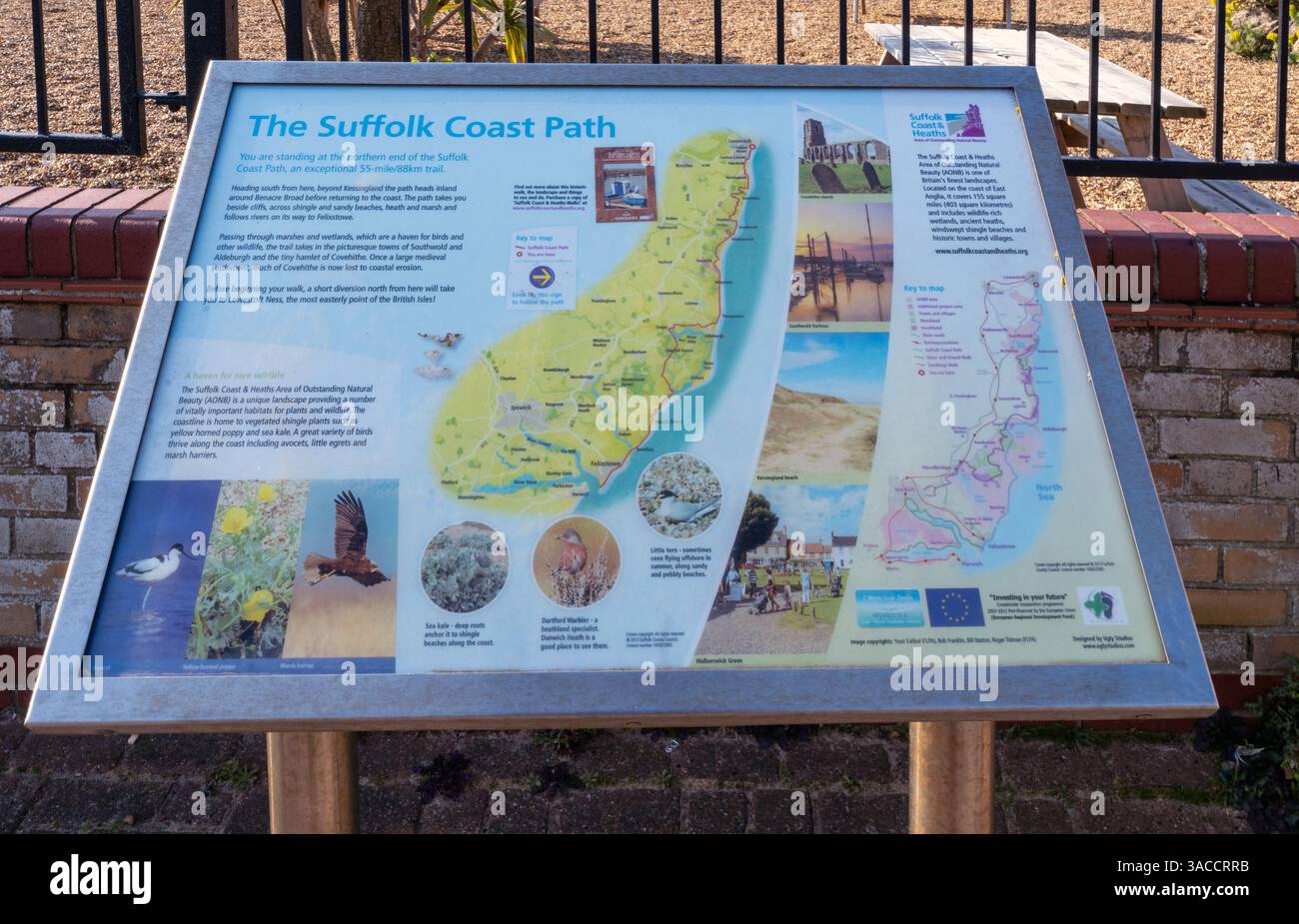 Öffentliche Informationstafel über den Suffolk Coast Path an der Lowestoft Promenade, Lowestoft, Suffolk, East Anglia, England, UK Stockfoto