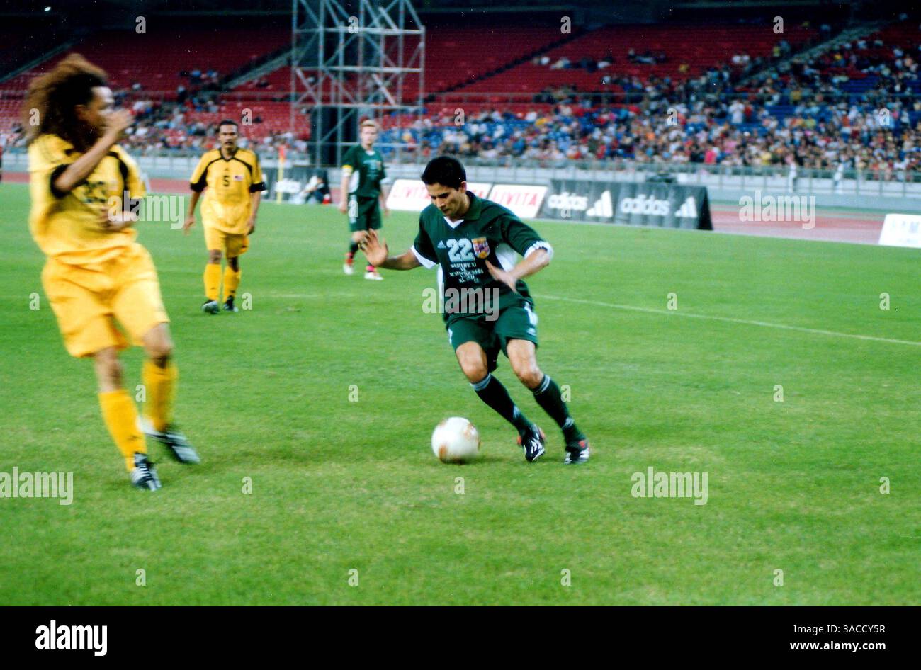 Alex Yoong (mal) nimmt an einem Fußballspiel mit der irischen Boyband Westlife Teil. WESTLIFE, bestehend aus Kian Egan, Nicky Byrne, Bryan McFadden, Shane Filan und Mark Feehily, war für einen dreitägigen Besuch in Malaysia, um ihr neuestes Album, eine Compilation mit dem Titel Unbreakable, zu promoten. Dies ist das erste Land in Asien, das von der Band besucht wird. Die Fans wurden durch ein kurzes Konzert unterhalten und spielten Fußball für eine lokale Wohltätigkeitsorganisation. Das spannende Fußballspiel bestand auch aus Formel-1-Fahrer Alex Yoong und anderen lokalen Prominenten. Charity Football Match, Malaysia, Kuala Lumpur, Stockfoto