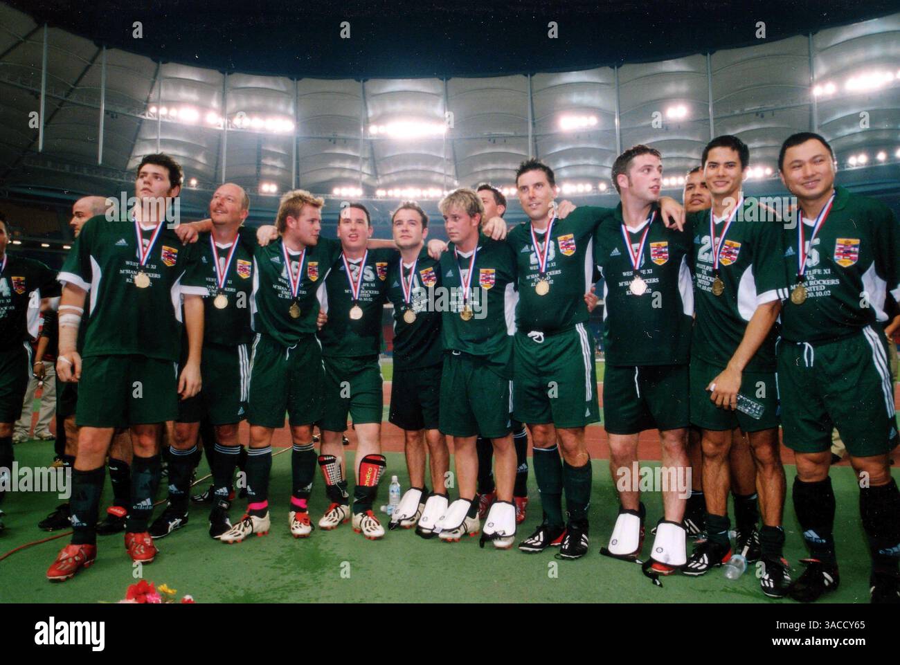 Die irische Boyband WESTLIFE, bestehend aus Kian Egan, Nicky Byrne, Bryan McFadden, Shane Filan und Mark Feehily, war für einen 3-tägigen Besuch in Malaysia, um ihr neuestes Album, eine Compilation mit dem Titel Unbreakable, zu promoten. Dies ist das erste Land in Asien, das von der Band besucht wird. Die Fans wurden durch ein kurzes Konzert unterhalten und spielten Fußball für eine lokale Wohltätigkeitsorganisation. Das spannende Fußballspiel bestand auch aus Formel-1-Fahrer Alex Yoong und anderen lokalen Prominenten. Charity Football Match, Malaysia, Kuala Lumpur, 30. Oktober 2002..DIGITALES BILD (Credit Image: ©Sutton Motorsports/ZU) Stockfoto