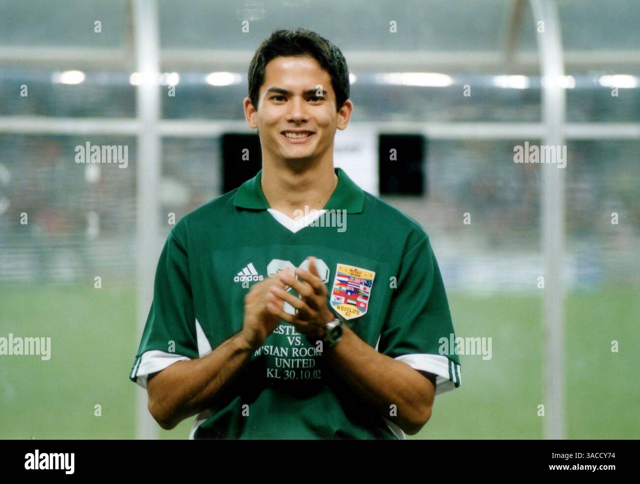 Alex Yoong (mal) nimmt an einem Benefizfußballspiel mit der irischen Boyband Westlife Teil. WESTLIFE, bestehend aus Kian Egan, Nicky Byrne, Bryan McFadden, Shane Filan und Mark Feehily, war für einen dreitägigen Besuch in Malaysia, um ihr neuestes Album, eine Compilation mit dem Titel Unbreakable, zu promoten. Dies ist das erste Land in Asien, das von der Band besucht wird. Die Fans wurden durch ein kurzes Konzert unterhalten und spielten Fußball für eine lokale Wohltätigkeitsorganisation. Das spannende Fußballspiel bestand auch aus Formel-1-Fahrer Alex Yoong und anderen lokalen Prominenten. Charity Football Match, Malaysia, Kuala Lumpur Stockfoto