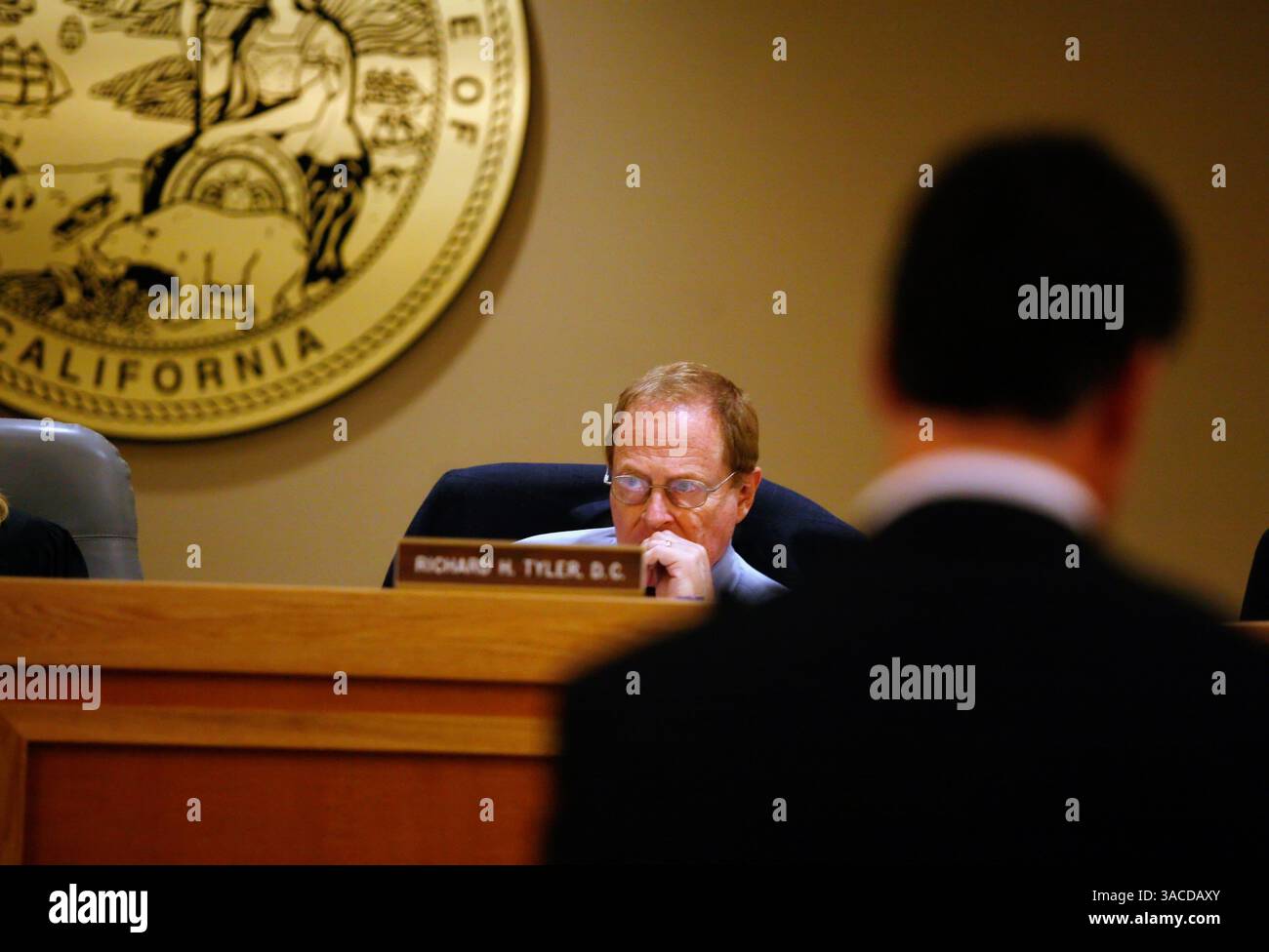 Richard Tyler, Mitglied des Chiropractic Board, hört Gregory Ball zu, während Balls Antrag auf Wiedereinführung seiner entzogenen Chiropraktik-Lizenz bei der Anhörung des Chiropractic Board am Donnerstag, 25. Oktober 2007. Sacramento Bee/Brian Bär Stockfoto