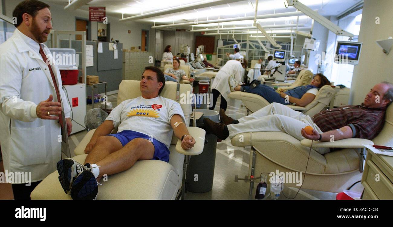 11. September 2001 - Cincinnati, Ohio, USA - Hoxworth Blutzentrum am UC Krankenhaus Direktor des KRANKENPFLEGEMARKES FOLINO (L) beaufsichtigt den Spender J.C. POPP, 31, aus Mason, Ohio (Mitte), der Blut für 9-11 Twin Tower-Katastrophenopfer gibt. Rechts, Blut spenden ist JOE WEINLE, 37, aus Cincinnati. (Bild: © Ken Stewart/ZUMA Press) Stockfoto