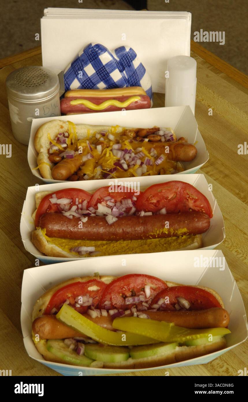 Mittagessen im Burney's Old Fashioned Hot Dogs 886 Lincoln Way, Auburn, CA. Chicago-Stil Hund 3,50 $ (vorne) polnischer Hund 3,75 $ (Mitte) Chili-Hund 4,50 $ (hinten) Sacramento Bee Erhardt Krause 16. Oktober 2007 Stockfoto