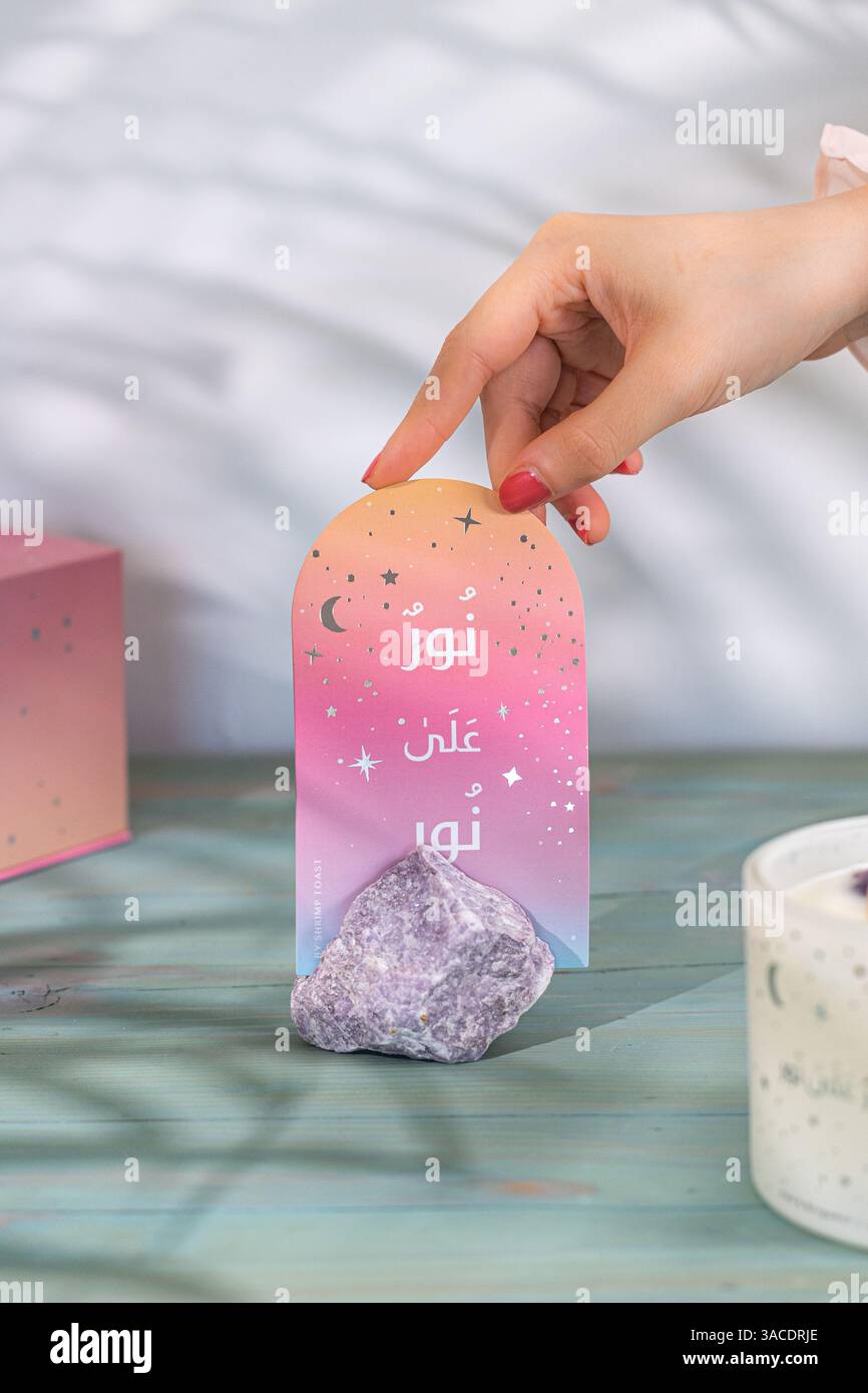 Arabische islamische Motivationseinrichtung – Duftkerzen mit bunten Steinen und Palmenschatten. Ramadan Stockfoto