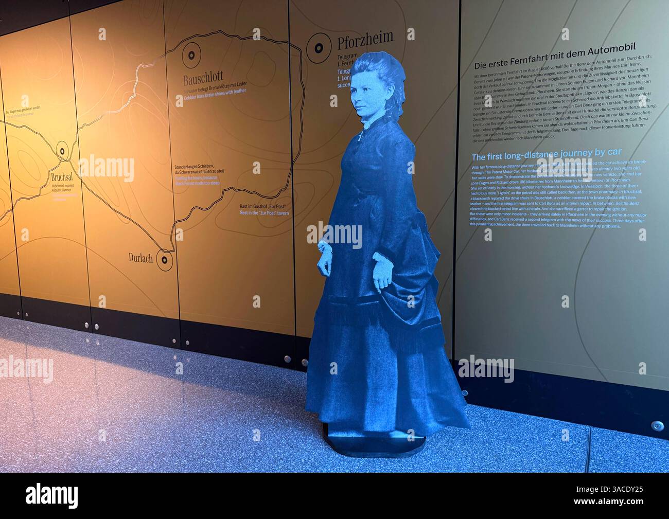 02.04.2025, Mercedes Benz Museum Stuttgart. Innenaufnahme. Darstellung der ersten Fernfahrt mit einem Automobil 1888, der Bertha Benz mit dem Patent-Motorwagen ihres Mannes Carl Benz. War dem Automobil zum Durchbruch verhalf. 02.04.2025, Stuttgart 02.04.2025, Stuttgart *** 02 04 2025, Mercedes-Benz-Museum Stuttgart Innenansicht der ersten Fernfahrt in einem Automobil im Jahr 1888, die Bertha Benz mit ihrem Mann Carl Benzs zum Patent machte Was half dem Automobil zum Durchbruch 02 04 2025, Stuttgart 02 04 2025, Stuttgart Stockfoto