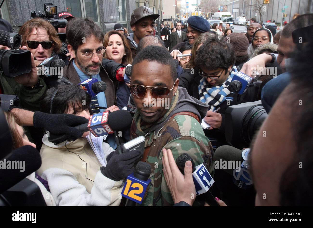 18. März 2008 - Brooklyn, New York, USA - Richter Nummer 3, TERRENCE CODWELL verließ den Superior Court in Brooklyn und fand sich am 18. März 2008 von Medienvertretern besänftigt. Eine Jury hat Nixmary Browns Stiefvater Cesar Rodriguez wegen Totschlags ersten Grades am Dienstagmorgen in Brooklyn für schuldig befunden, nachdem er fast 16 Stunden über vier Tage beraten hatte. (Foto: © Matthew Roberts/ZUMA Press) EINSCHRÄNKUNGEN: * New York City Newspapers Rights OUT * Stockfoto