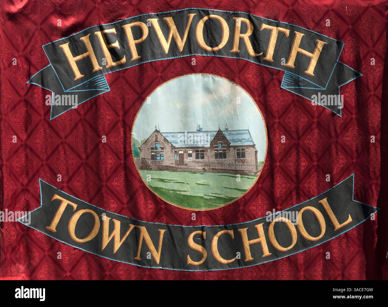 Hepworth Feast, Yorkshire. Das Banner der Hepworth Town School wurde in der Prozession zum Festtag verwendet, die an das Ende der Großen Pest erinnert, die um 1665 begann. Hepworth, West Yorkshire, England 25. Juni 2018 2010, Vereinigte Staaten von Amerika HOMER SYKES Stockfoto