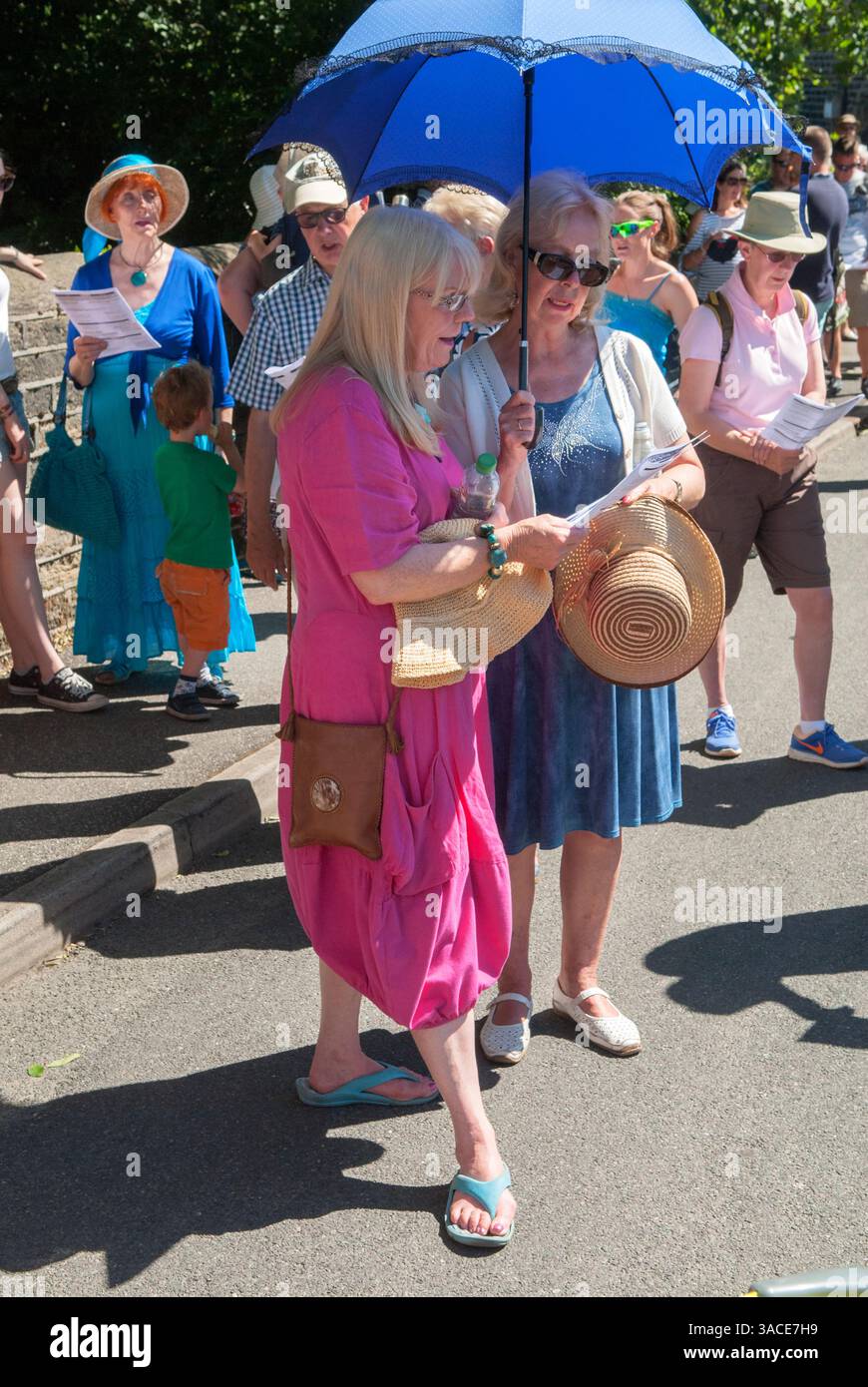 Frauen singen das Loblied beim jährlichen Hepworth Feast in Yorkshire. Der Festtagszug feiert das Ende der Großen Pest, die um 1665 begann. Lieder und Loblieder werden an verschiedenen Orten gesungen. Das jährliche Christliche fest findet am letzten Montag im Juni statt. Hepworth, West Yorkshire, England 25. Juni 2018 2010, Vereinigte Staaten von Amerika HOMER SYKES Stockfoto