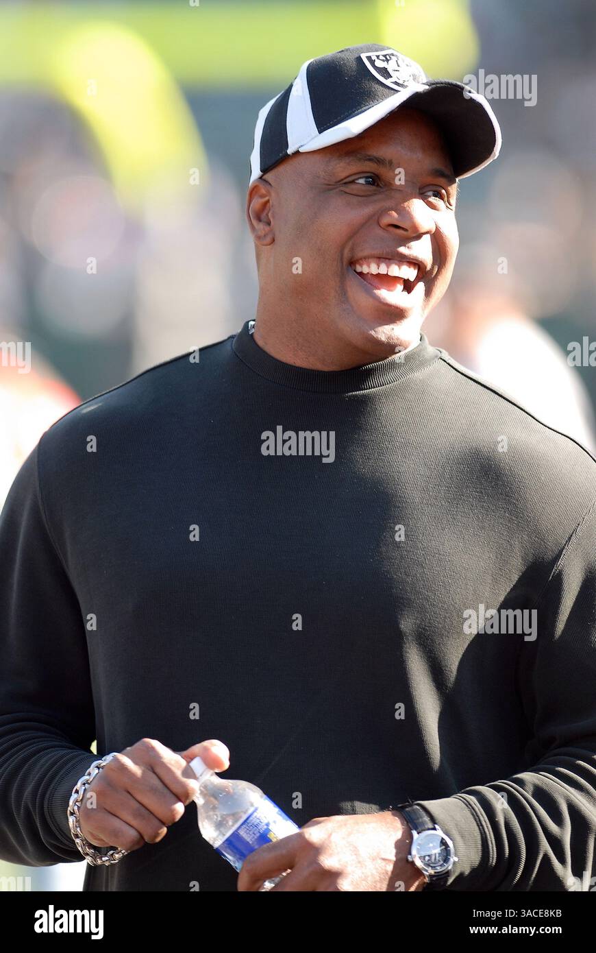 Dezember 2006: Oakland, Kalifornien. Der Free Agent Barry Bonds der Major League Baseball, der zweite auf der All-Time-MLB-Home-Run-Liste, besuchte das Spiel der Oakland Raiders gegen Houston Texans. NFL Football Houston Texans besiegten die Oakland Raiders 23-14 im McAfee Coliseum in Oakland, Kalifornien am 3. Dezember 2006.Foto¿½ Josh Thompson/Cal Sport Media. (Kreditbild: © Cal Sport Media/ZUMA Press) Stockfoto