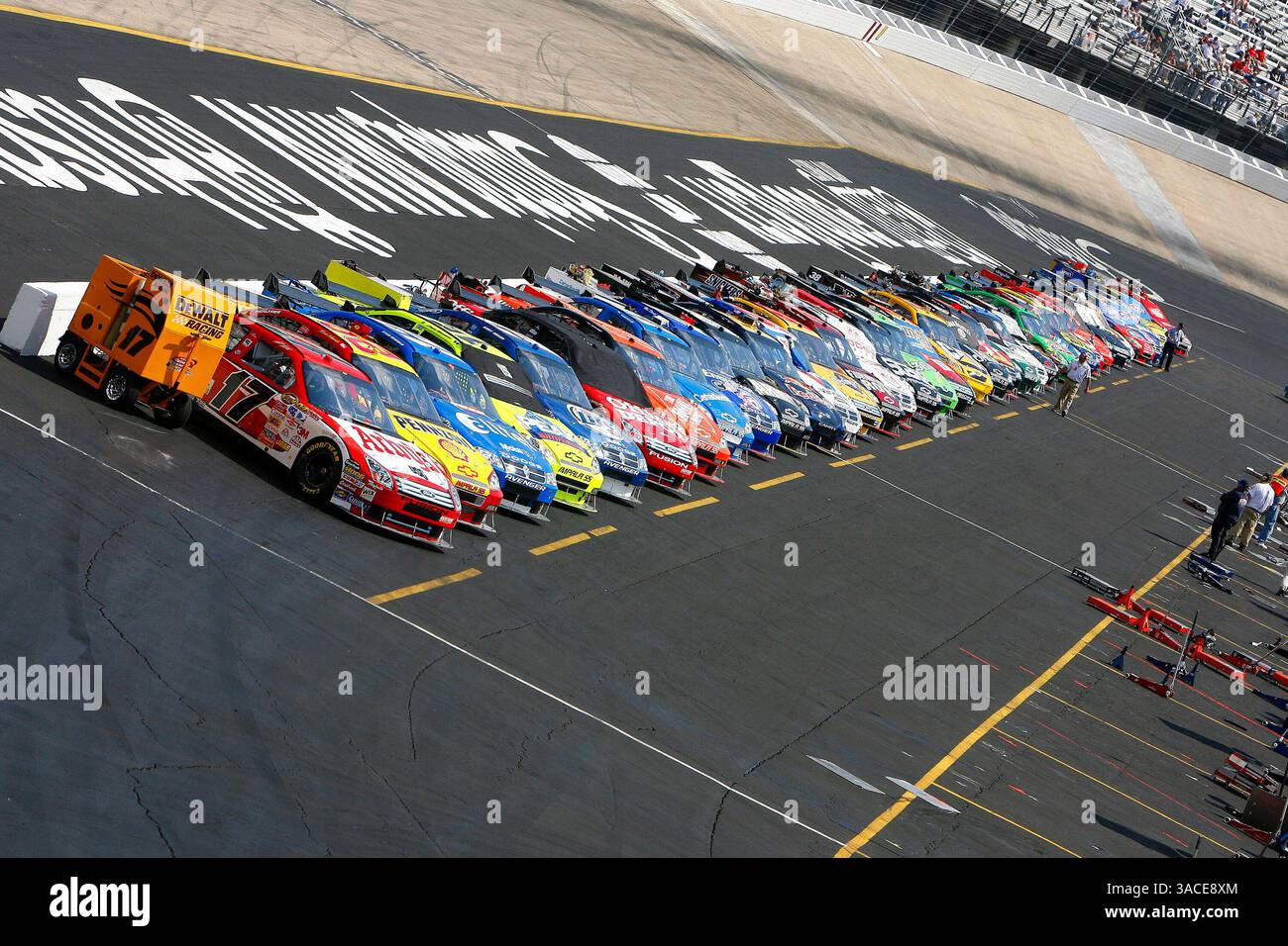 Die KINDERBETTEN befinden sich entlang der Boxenstraße und warten auf die Qualifikation für den Cup auf dem Bristol Motor Speedway für die Food City 500. (Bild: © PHOTOGRAPHER/Cal Sport Media) Stockfoto