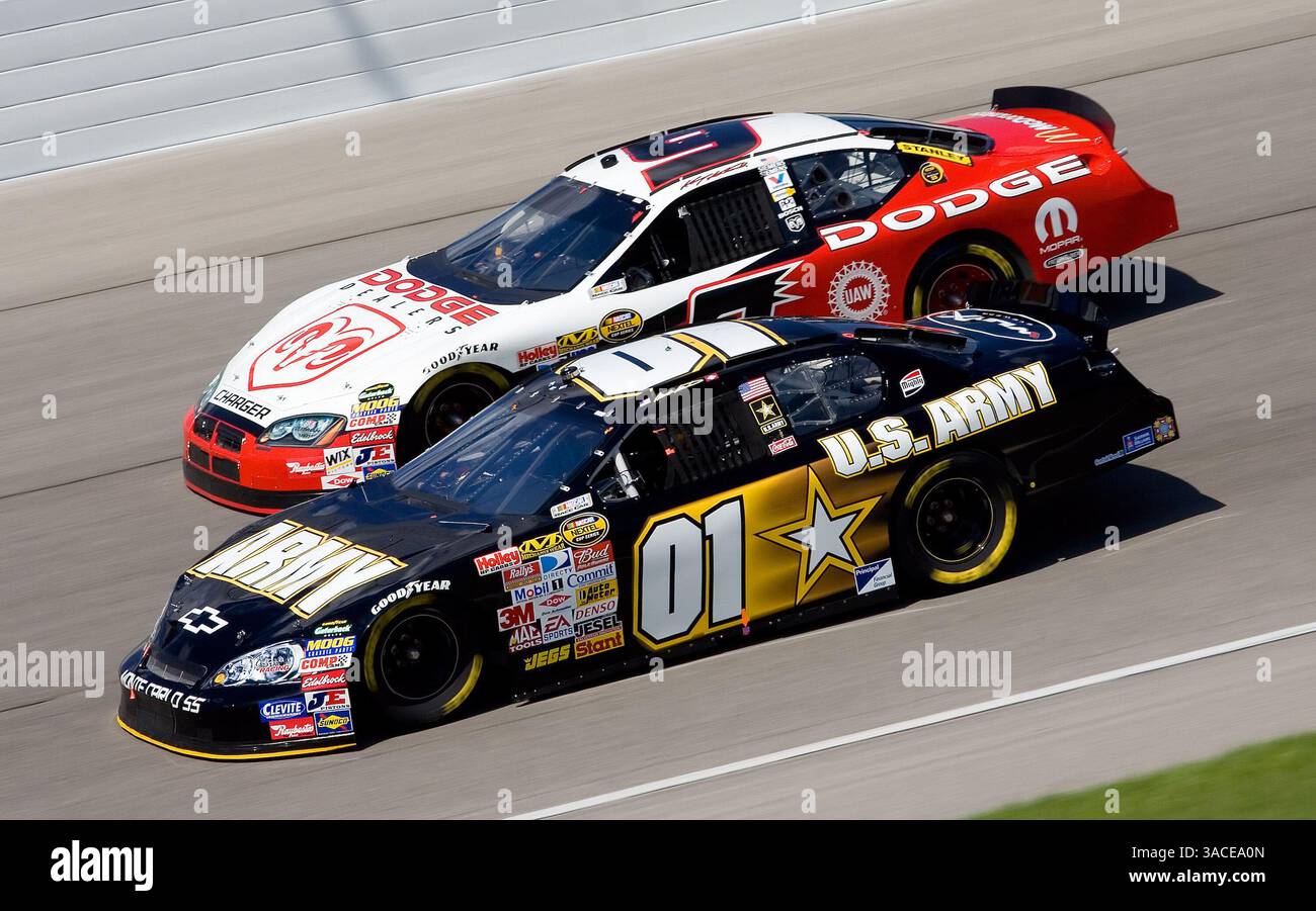 Mark Martin (01) und Kasey Kahne fahren auf dem Chicagoland Speedway in Richtung drei, während der NNCS USG Sheetrock 400 in Joliet, IL. (Kreditbild: © FOTOGRAF/Cal Sport Media) Stockfoto
