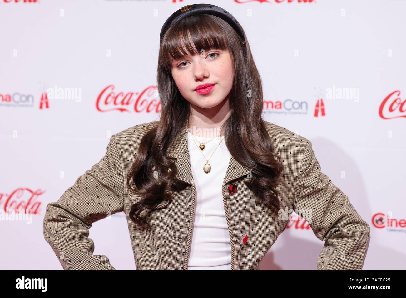 LAS VEGAS, NEVADA, USA – 3. APRIL: Die US-amerikanische Schauspielerin Violet McGraw kommt zu den CinemaCon Big Screen Achievement Awards 2025, die im Omnia Nightclub im Caesars Palace stattfinden. CinemaCon ist die offizielle Tagung von Cinema United (ehemals National Association of Theatre Owners) am 3. April 2025 in Las Vegas, Nevada, USA. (Foto: Xavier Collin/Image Press Agency) Stockfoto