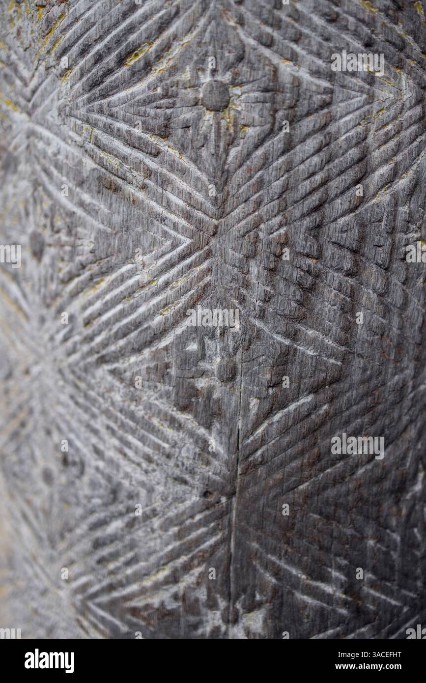 Nahaufnahme verwitterter Holzschnitzereien am Toshogu-Schrein in Nikko Japan mit geometrischen Mustern, die tief in die alte Oberfläche eingeätzt sind Stockfoto