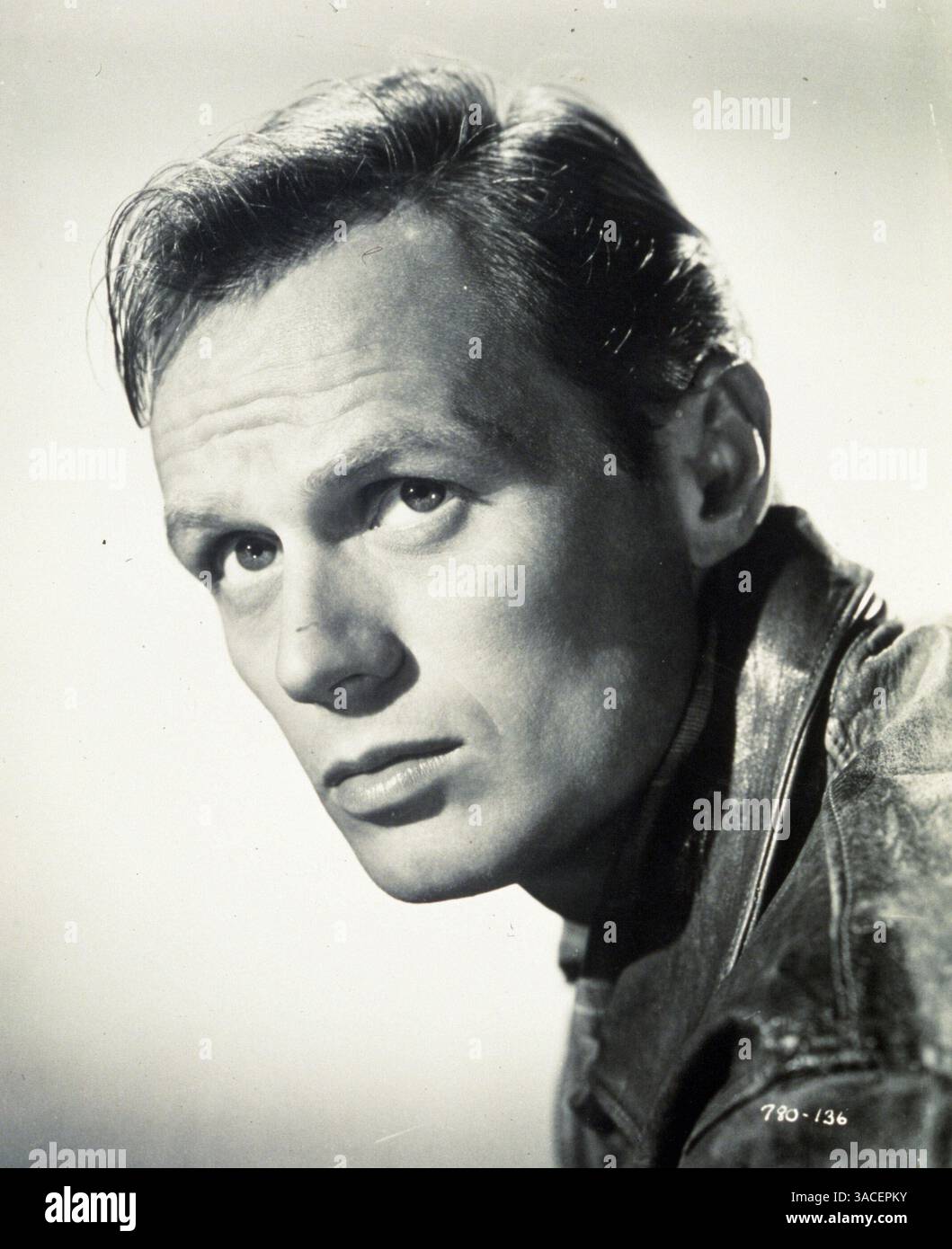 März 2008 – Hollywood, Kalifornien, USA – DATEI: 01. Juni 1950; Hollywood, Kalifornien, USA; RICHARD WIDMARK in einem Studio, aufgenommen von 1950. 26. März 2008: Richard Widmark, der ein sensationelles Filmdebüt als Kichermörder in „Kiss of Death“ gab und in „Broken Lance“, „Two Rode Together“ und 40 weiteren Filmen zu einem führenden Hollywood-Mann wurde, starb nach langer Krankheit in seinem Haus in Roxbury. Er war 93. (Kreditbild: © SNAP/Movie Studio/ZUMA Press) EINSCHRÄNKUNGEN: NUR redaktionelle Verwendung! Copyright Movie Stu dio! Stockfoto