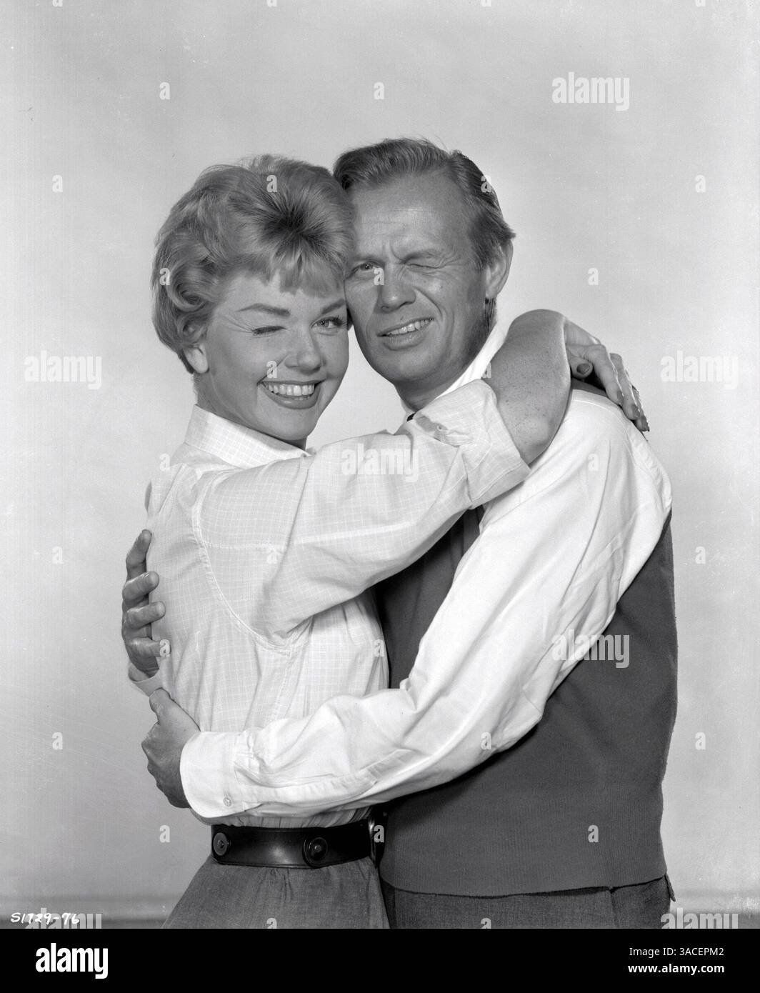 März 2008 - Hollywood, CA, USA - Filmaufnahme aus „Tunnel of Love“ DATUM: 21. November 1958. STUDIO: MGM. IM BILD: DORIS DAY, RICHARD WIDMARK. 26. März 2008: Richard Widmark, der ein sensationelles Filmdebüt als Kichermörder in „Kiss of Death“ gab und in „Broken Lance“, „Two Rode Together“ und 40 weiteren Filmen zu einem führenden Hollywood-Mann wurde, starb nach langer Krankheit in seinem Haus in Roxbury. Er war 93. (Kreditbild: © MGM/ZUMA Press) EINSCHRÄNKUNGEN: Dies ist ein öffentlich verteiltes Film-, TV- oder Werbefoto. Für die nicht-redaktionelle Verwendung sind möglicherweise zusätzliche Freigaben erforderlich. Stockfoto
