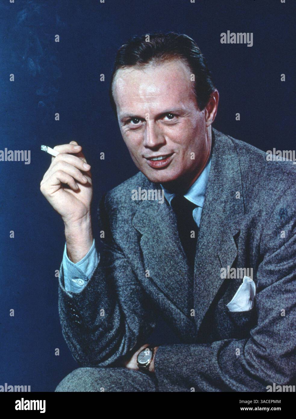 März 2008 – Hollywood, Kalifornien, USA – DATEI: 01. Juni 1951. Im Bild: RICHARD WIDMARK, Zigarette, Raucher posieren für einen Stotoposs. 26. März 2008: Richard Widmark, der ein sensationelles Filmdebüt als Kichermörder in „Kiss of Death“ gab und in „Broken Lance“, „Two Rode Together“ und 40 weiteren Filmen zu einem führenden Hollywood-Mann wurde, starb nach langer Krankheit in seinem Haus in Roxbury. Er war 93. (Kreditbild: © SNAP/Movie Studio/ZUMA Press) EINSCHRÄNKUNGEN: NUR redaktionelle Verwendung! Copyright Movie Stu dio! Stockfoto