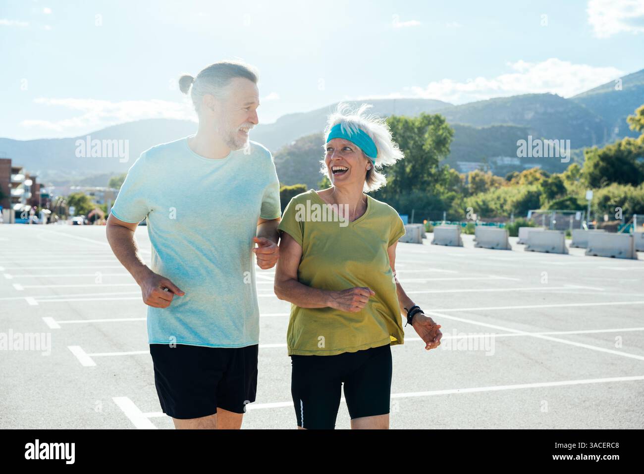 Wunderschönes glückliches Seniorenpaar, das draußen läuft - reifes verheiratetes Paar, das verliebt ist, sich draußen zu verbinden und gemeinsam Sport zu treiben, Konzepte über ältere Menschen Stockfoto