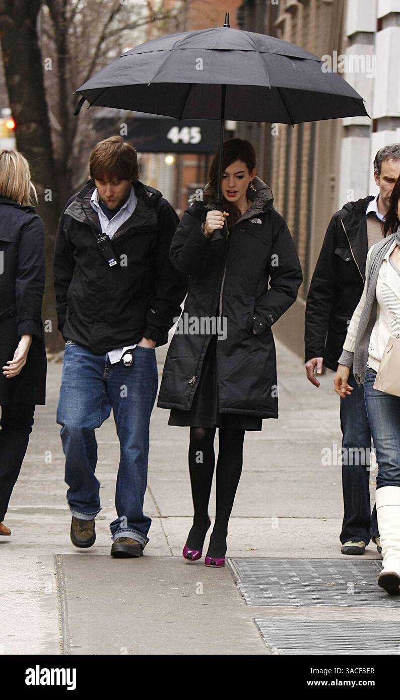 27. März 2008: New York Ctiy Schauspielerin Anne Hathaway geht für ihren neuen Film „Bride Wars“ (Foto: © Sharkpixs/ZUMA Press) zu Kameratests in einem Studio in Chelsea. Stockfoto
