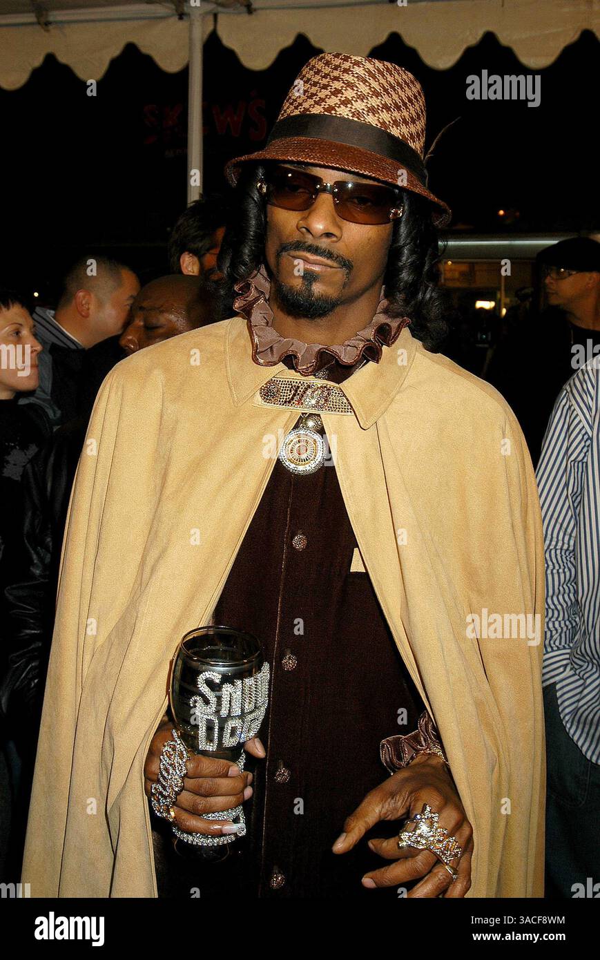 26. Februar 2004 - Hollywood, Kalifornien, USA - Snoop Dogg bei der Weltpremiere von „Starsky & Hutch“ im Mann's Village Theater. Stockfoto