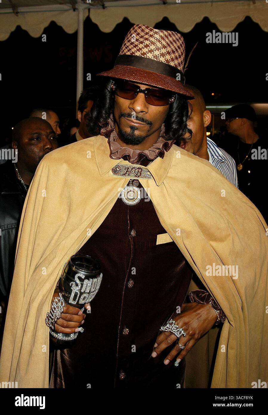26. Februar 2004 - Hollywood, Kalifornien, USA - Snoop Dogg bei der Weltpremiere von „Starsky & Hutch“ im Mann's Village Theater. Stockfoto