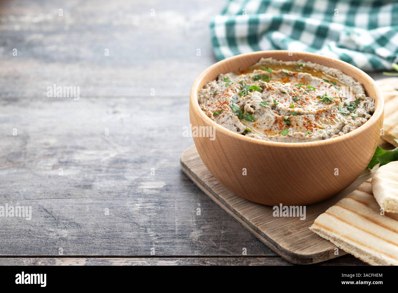 Traditionelles Baba Ganoush in Schüssel auf Holztisch Stockfoto
