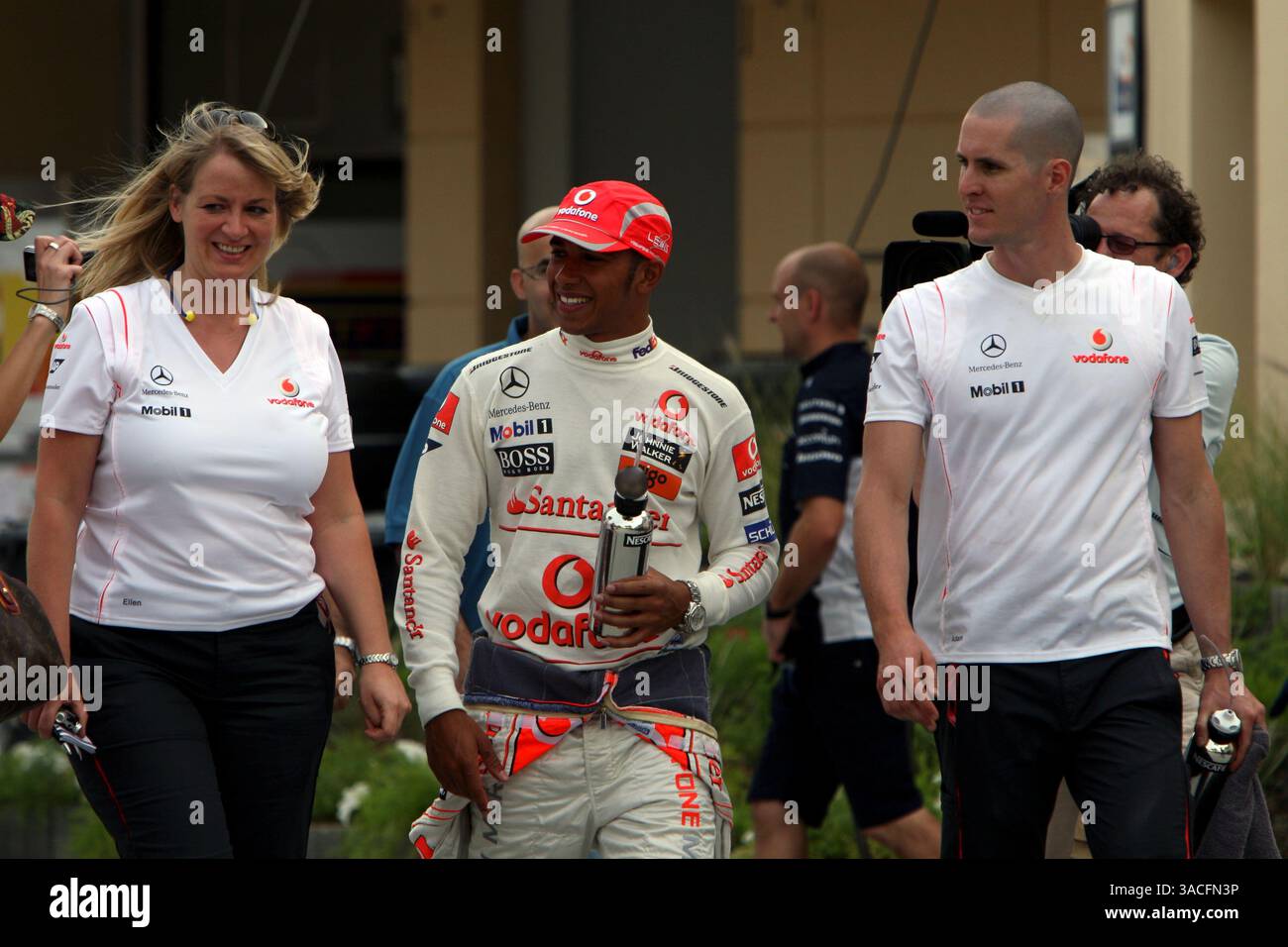 L bis R): Ellen Kolby (DEN) McLaren Pressesprecher, Lewis Hamilton (GBR) McLaren und Adam Costenzo (GBR). Formel-1-Weltmeisterschaft, Rd 3, Grand Prix von Bahrain, Qualifikationstag, Bahrain International Circuit, Bahrain, Samstag, 5. April 2008. Stockfoto