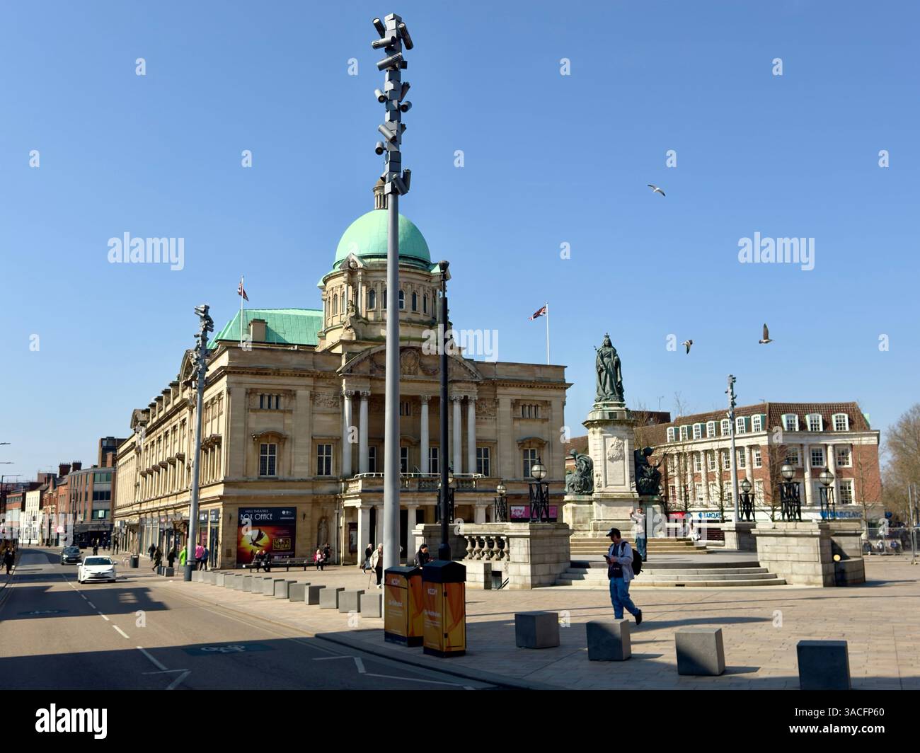 Kamera und WLAN-Mast überschatten die Queen Victoria Statue vor dem Rathaus, Hull, East Yorkshire, Großbritannien Stockfoto